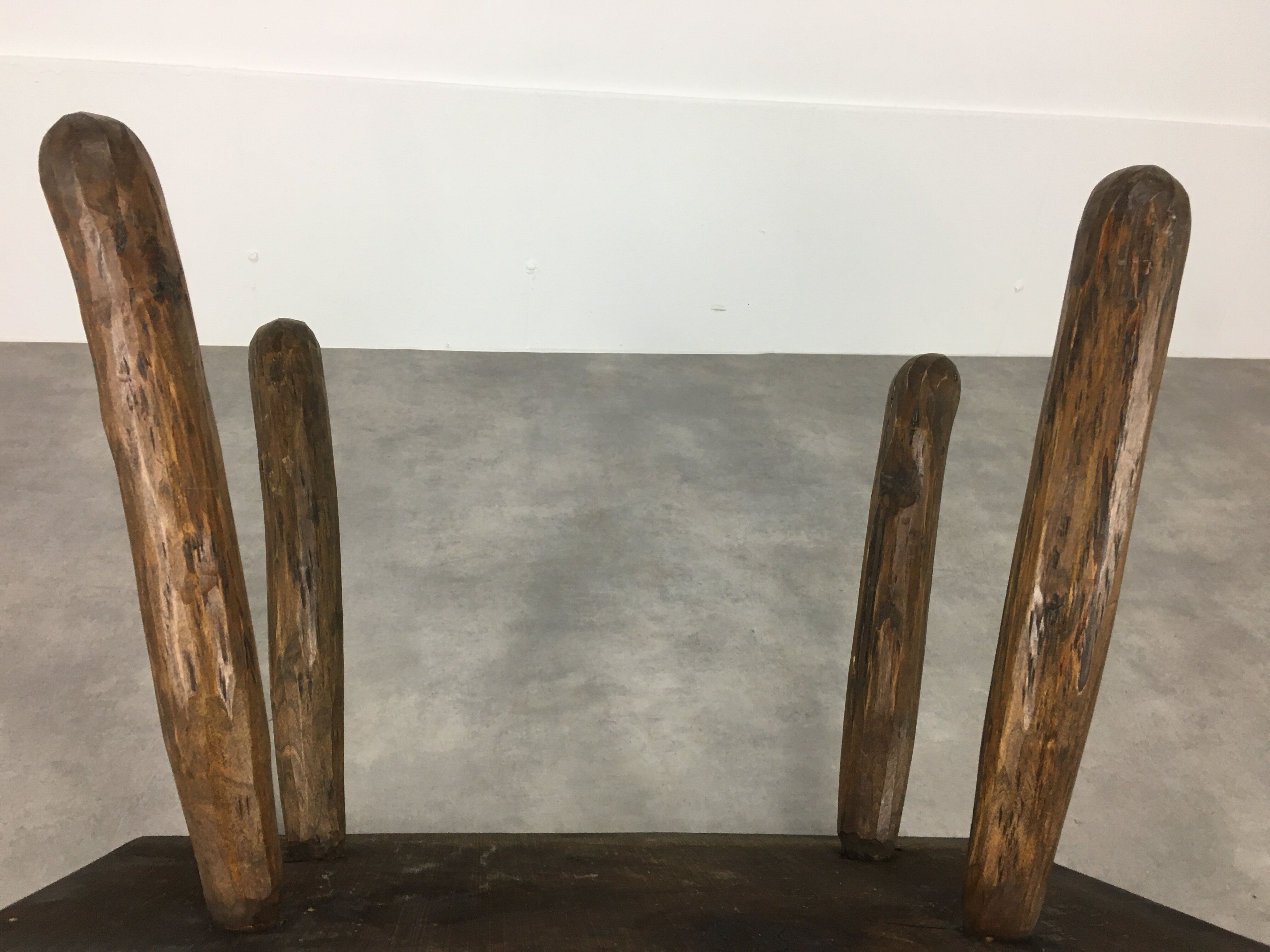 Coffee table brutalizes solid wood, tree trunk