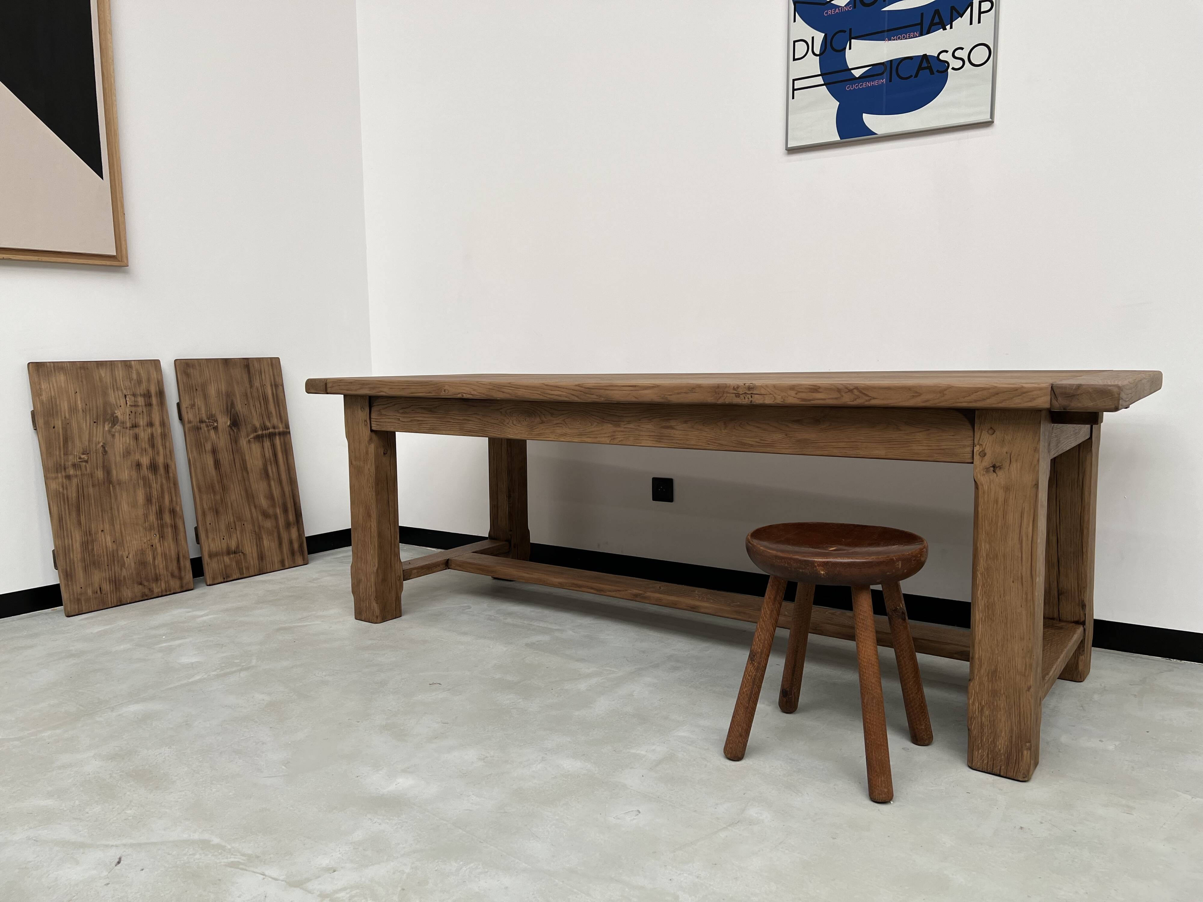 Grande table de ferme en chêne massif avec ses rallonges, années 50