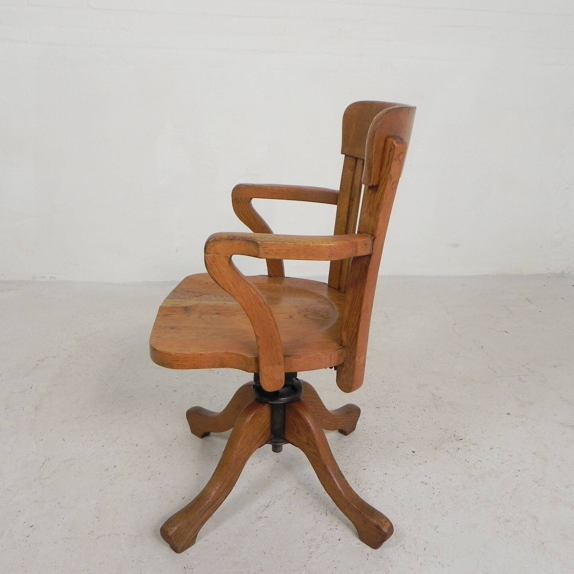 Oak office chair with adjustable spring system and height adjustment, 1950s.
