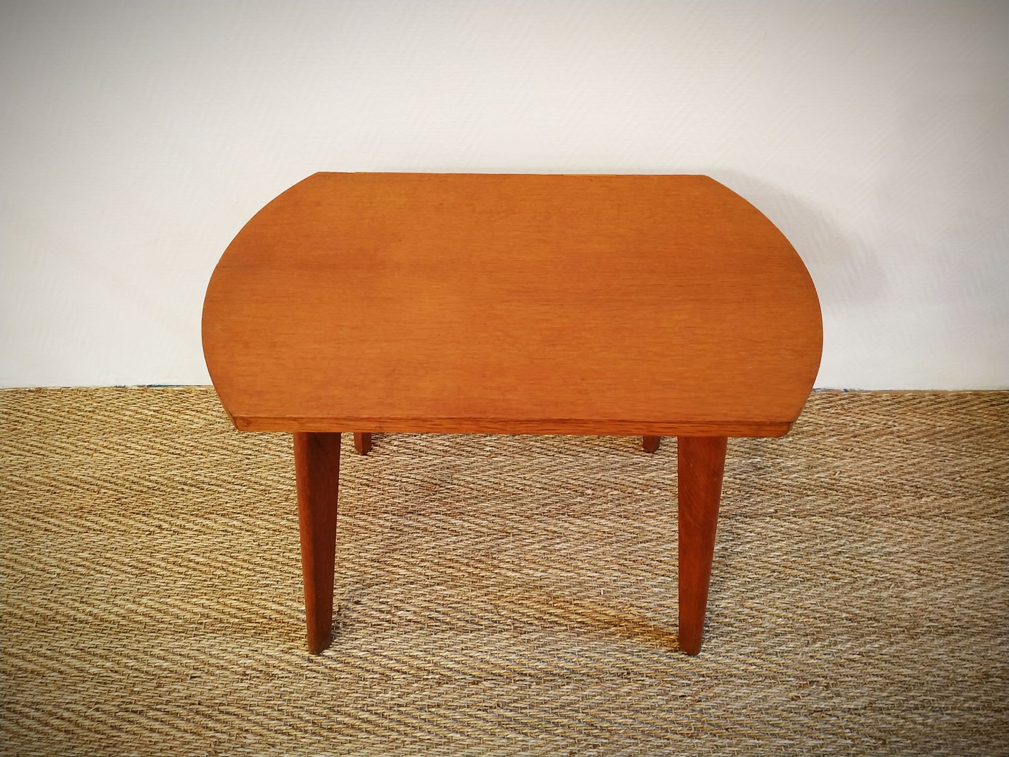 Coffee table spindle legs