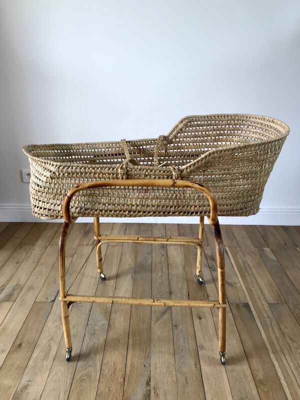 Berceau / couffin amovible en osier sur roulettes en bambou années 1950