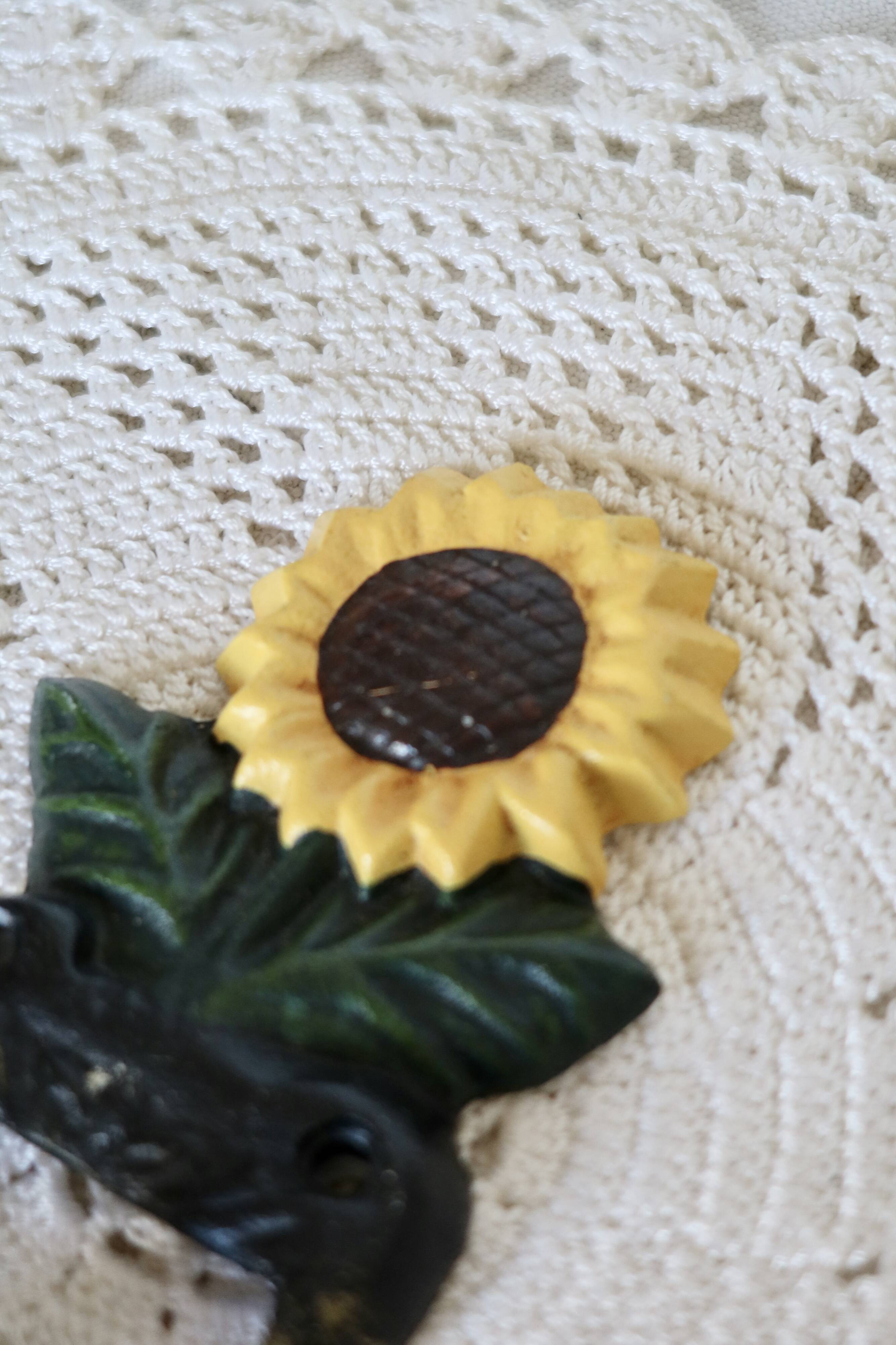 Petite patère vintage tournesol en fonte