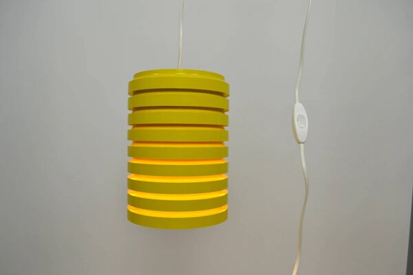 Suspension cylindrique à persiennes jaunes Pop Art, Scandinavie, vers 1970