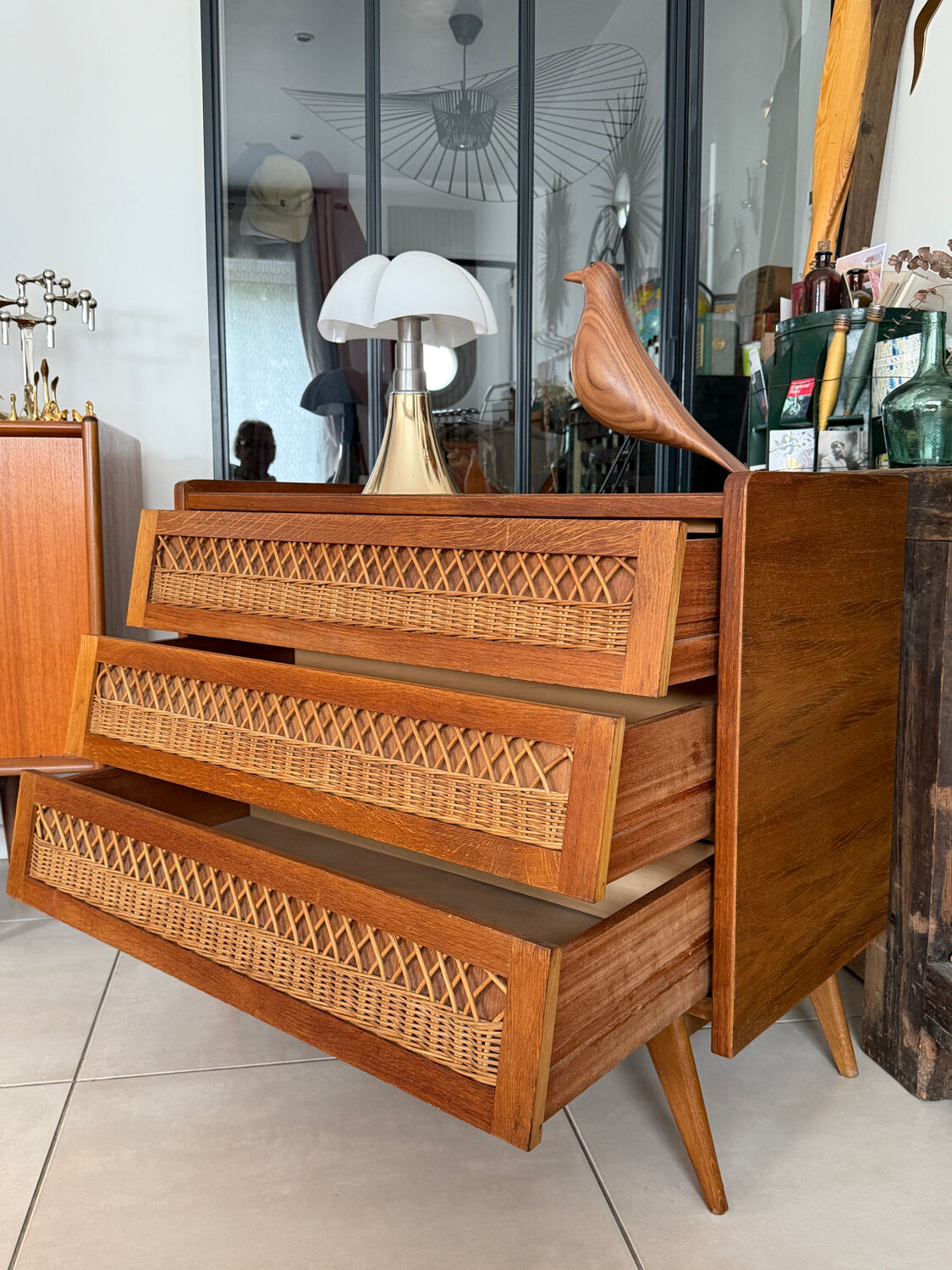 Commode en bois et rotin vintage pieds compas