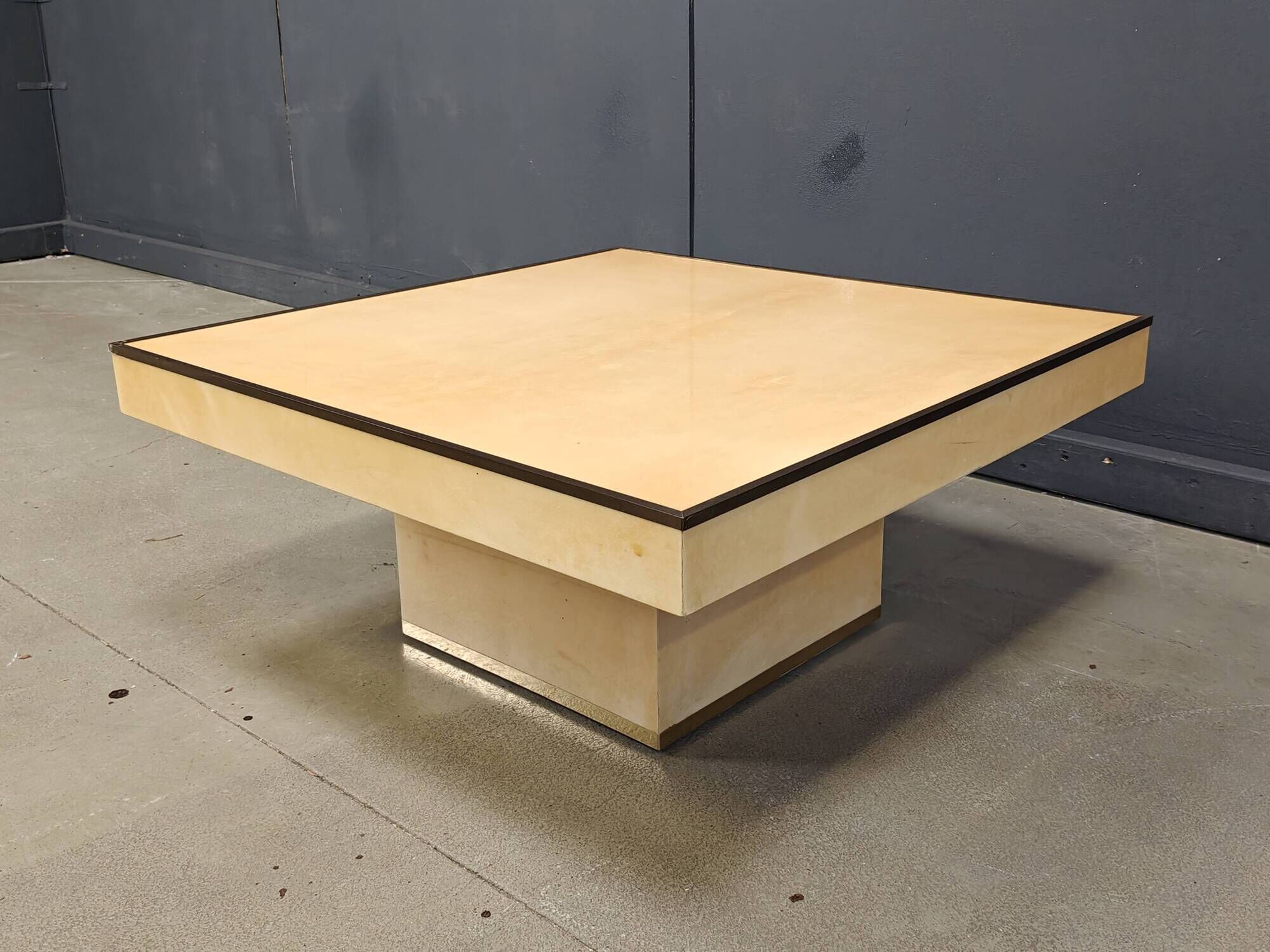 Table basse en peau de chèvre laquée Aldo Tura, années 1960