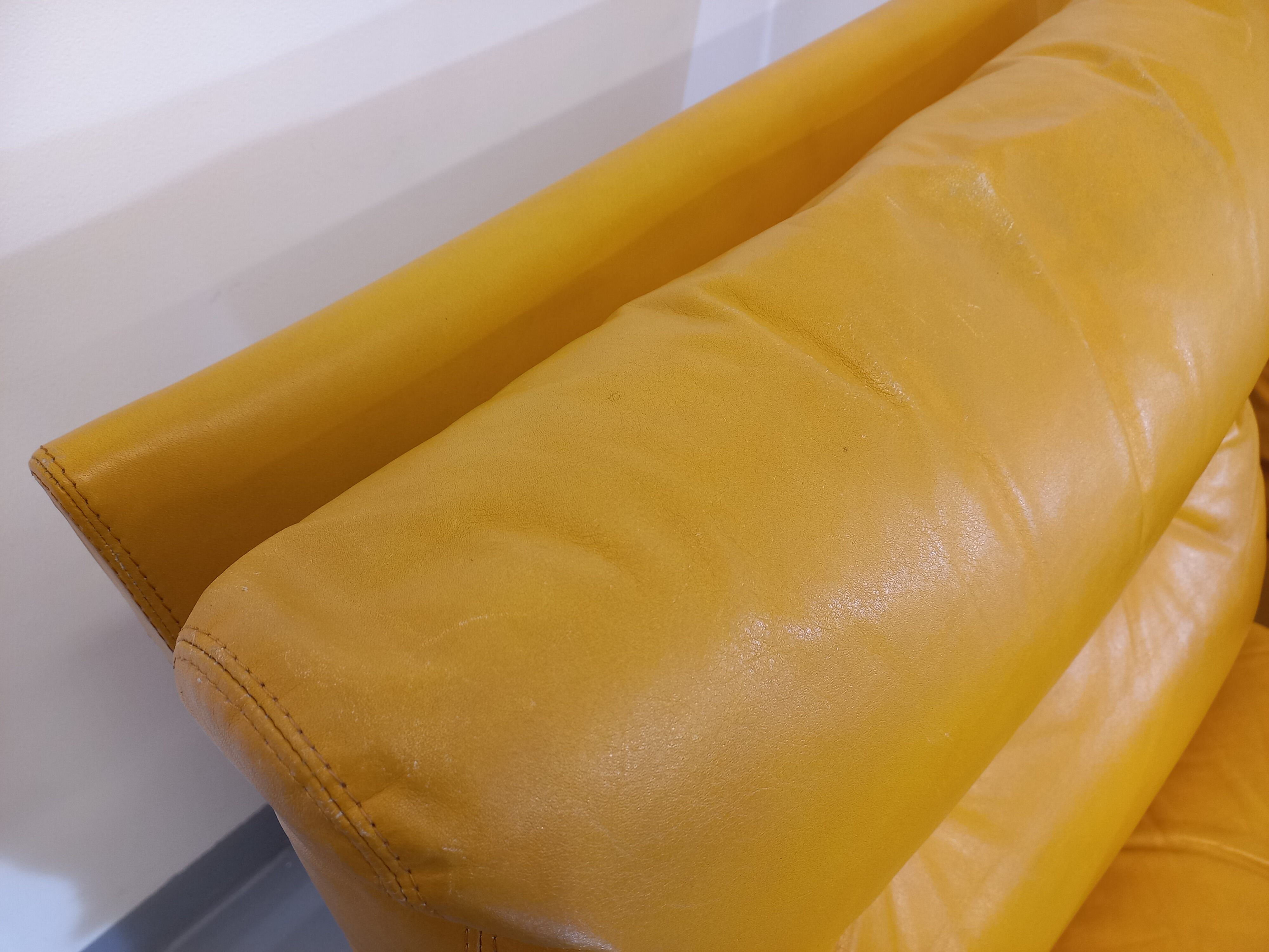 Suite of 3 Roche Bobois vintage chauffeurs in mustard yellow leather 70s