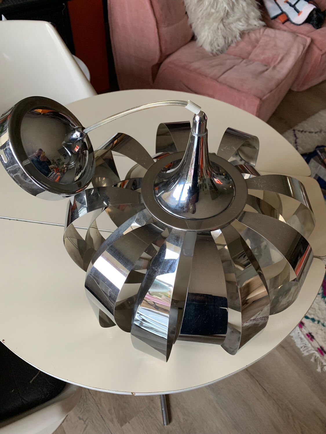 Suspension chrome metal flower
