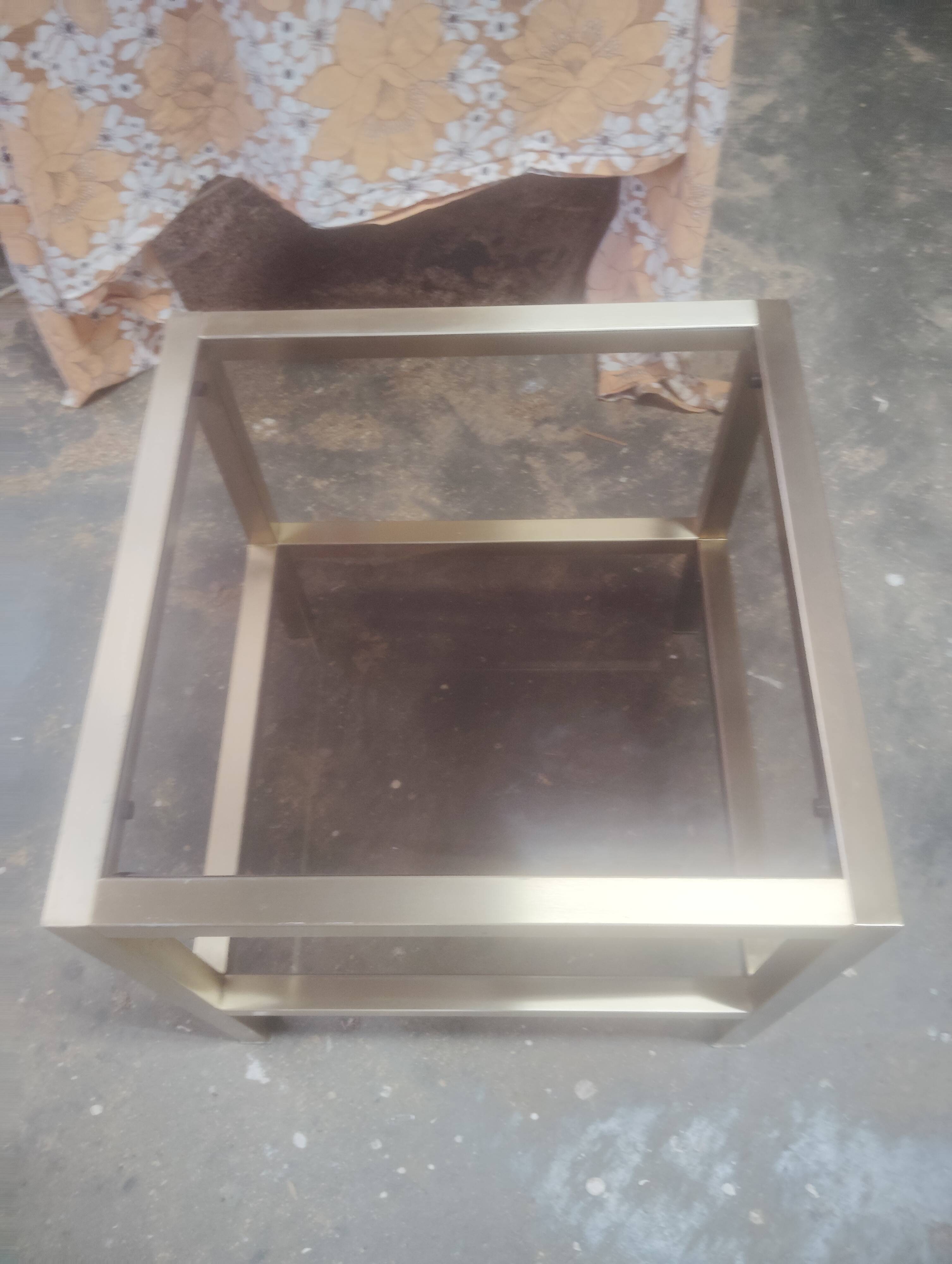 Table d'appoint metal doré et verre fumé