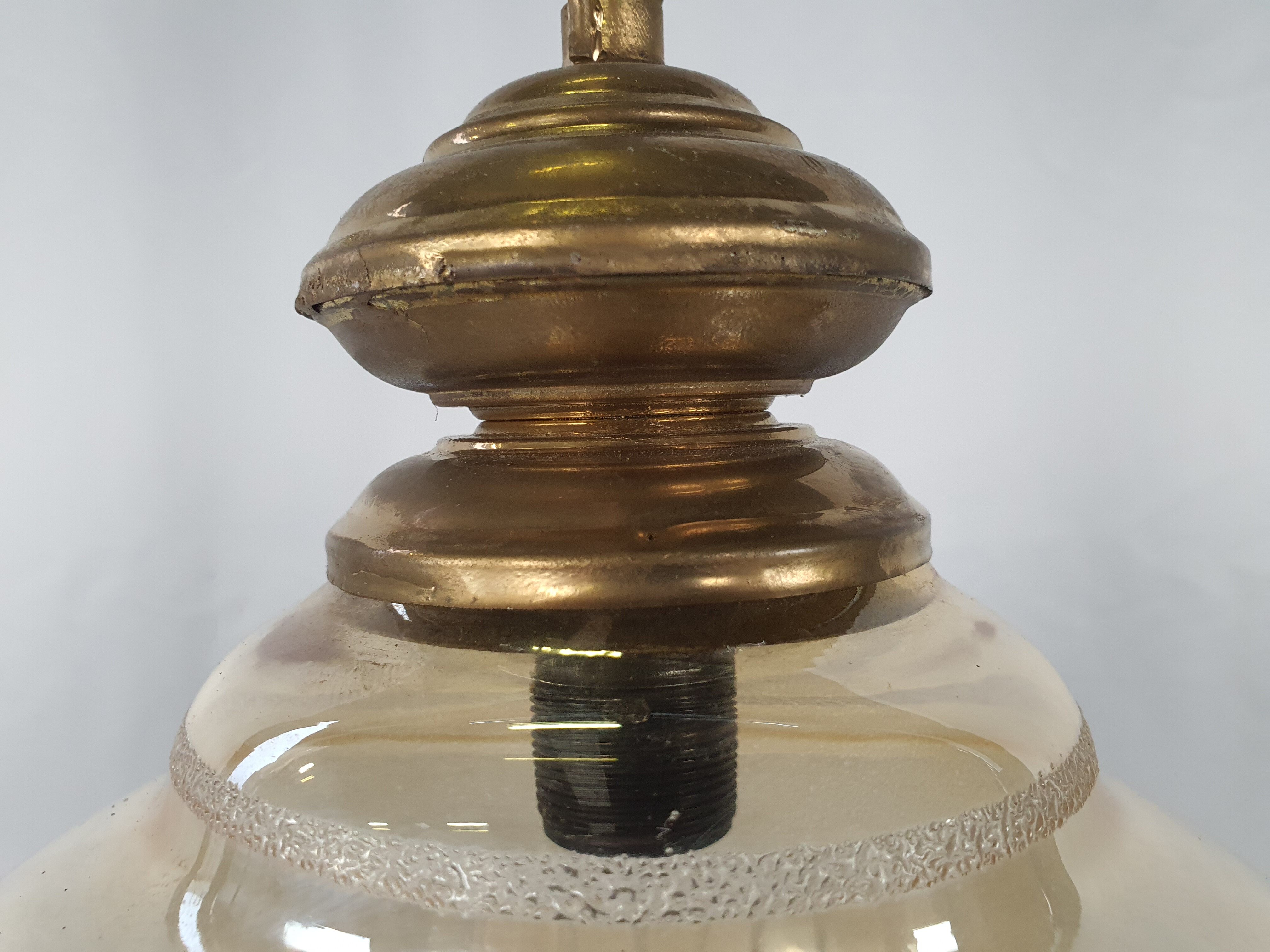 Lustre en verre travaillé et laiton