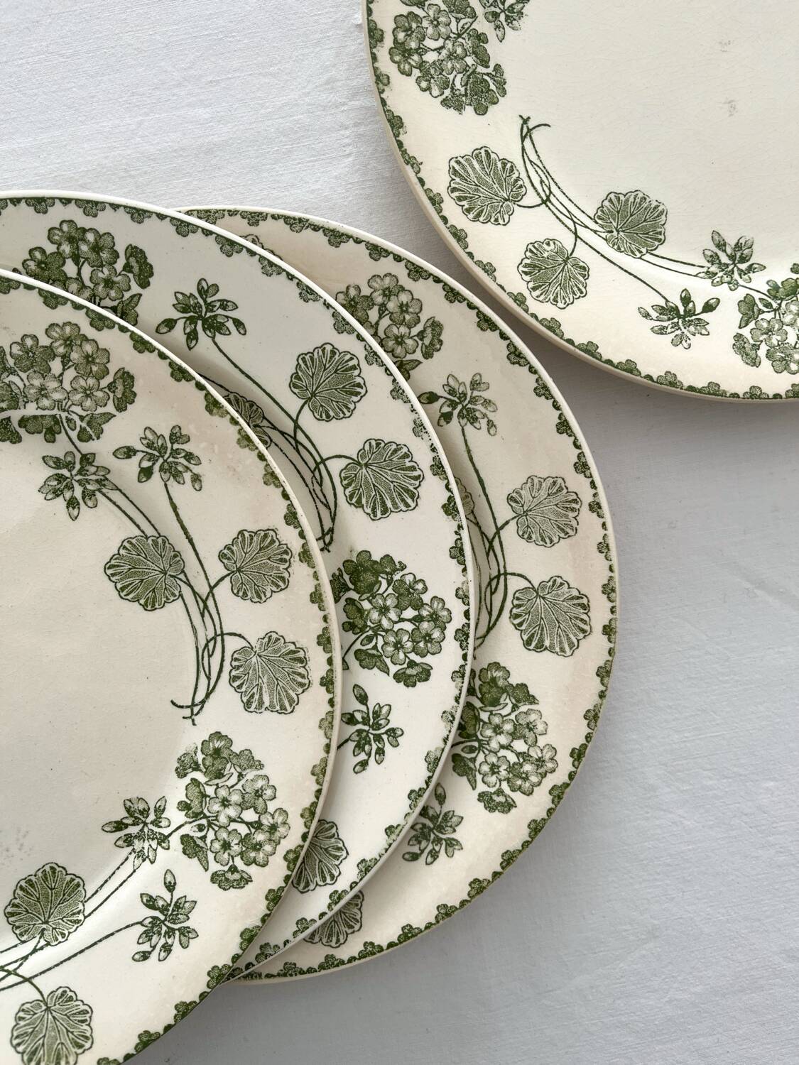 4 assiettes à dessert terre de fer « Géranium » Sarreguemines