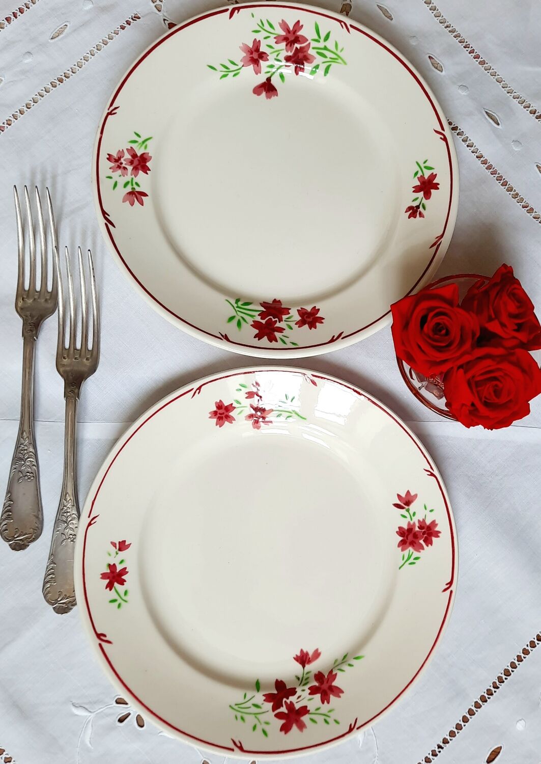 Flat plates in earthenware