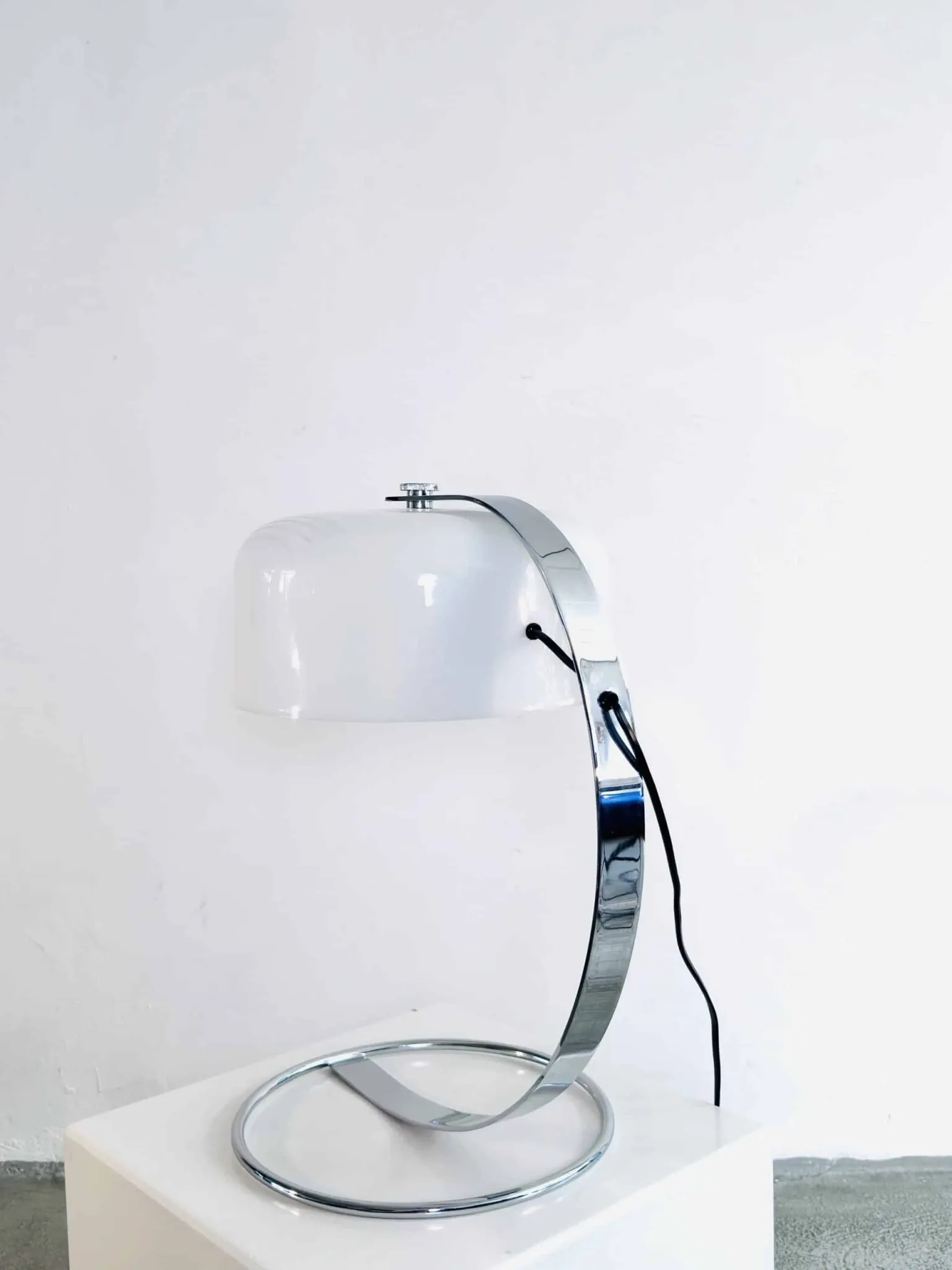 Lampe de table D-2125 Tropic par Raak Amsterdam, Pays-Bas, années 1970.