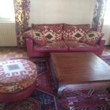 Ensemble canapé, pouf, tapis, table basse, rideaux, tringle