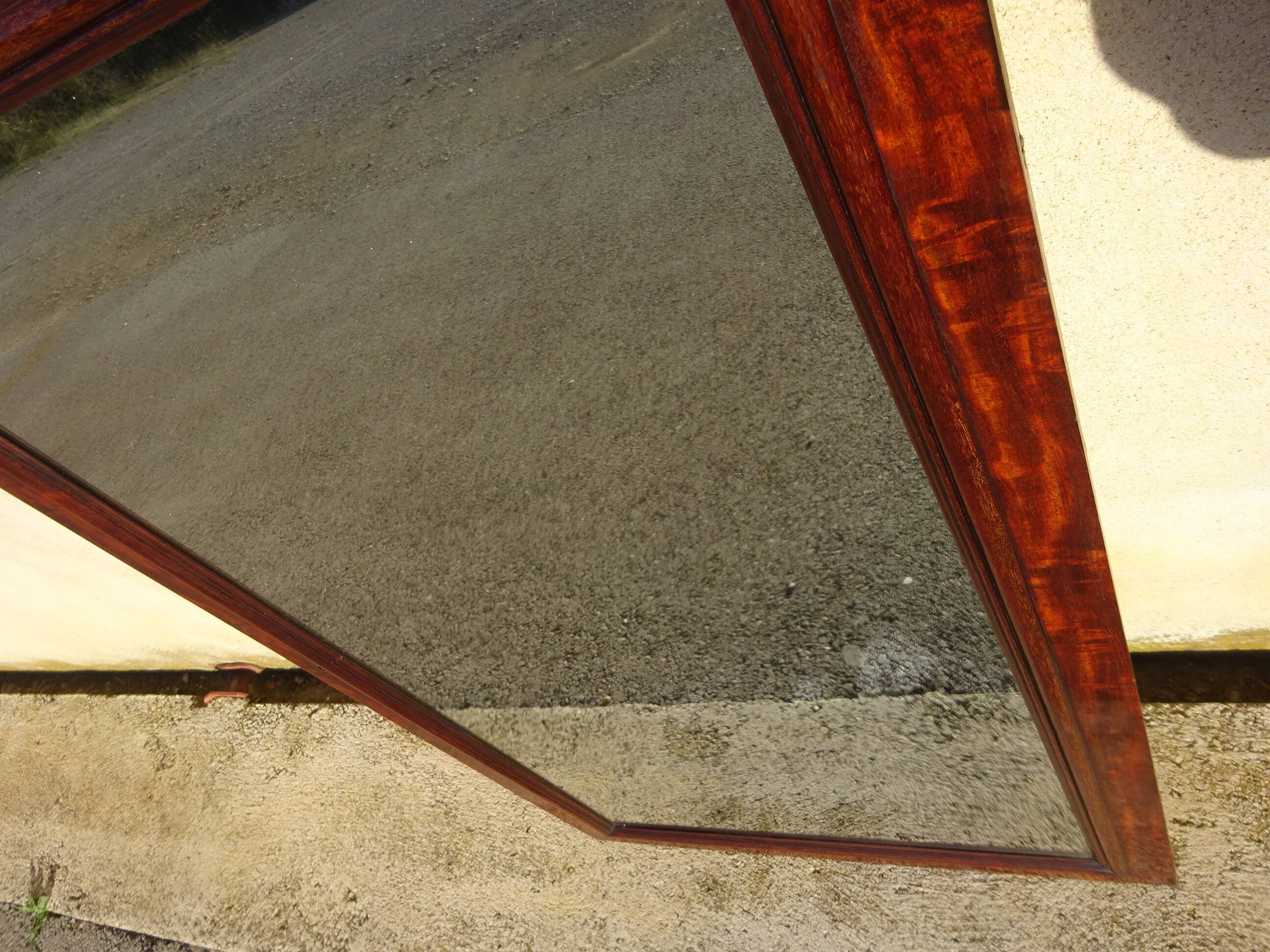 Large antique mirror in a flame mahogany frame; 132x82 cm