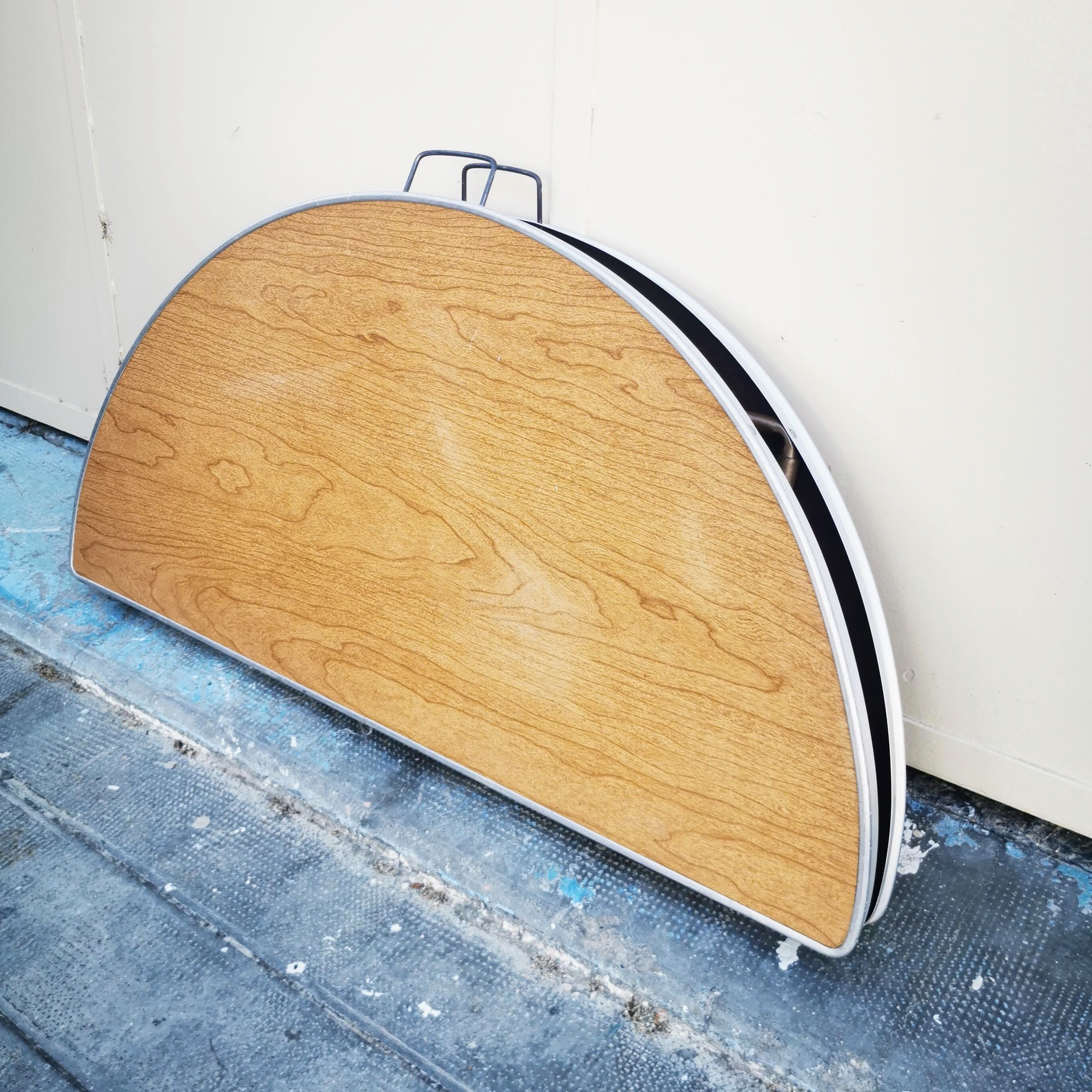 Round camping table