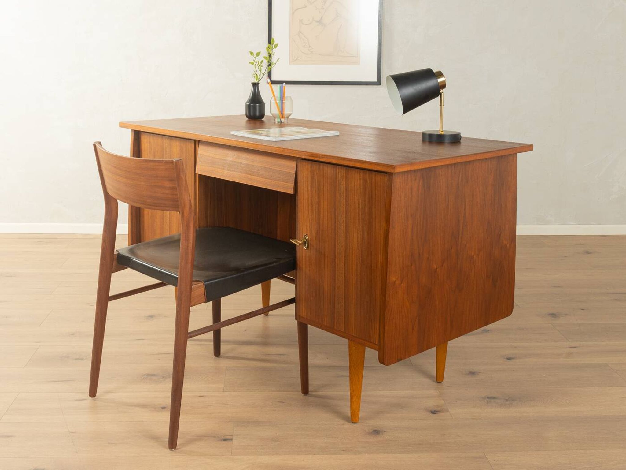 Bureau classique autoportant des années 1950, en placage de noyer.