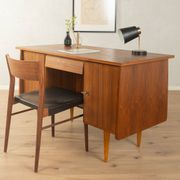 Bureau classique autoportant des années 1950, en placage de noyer.