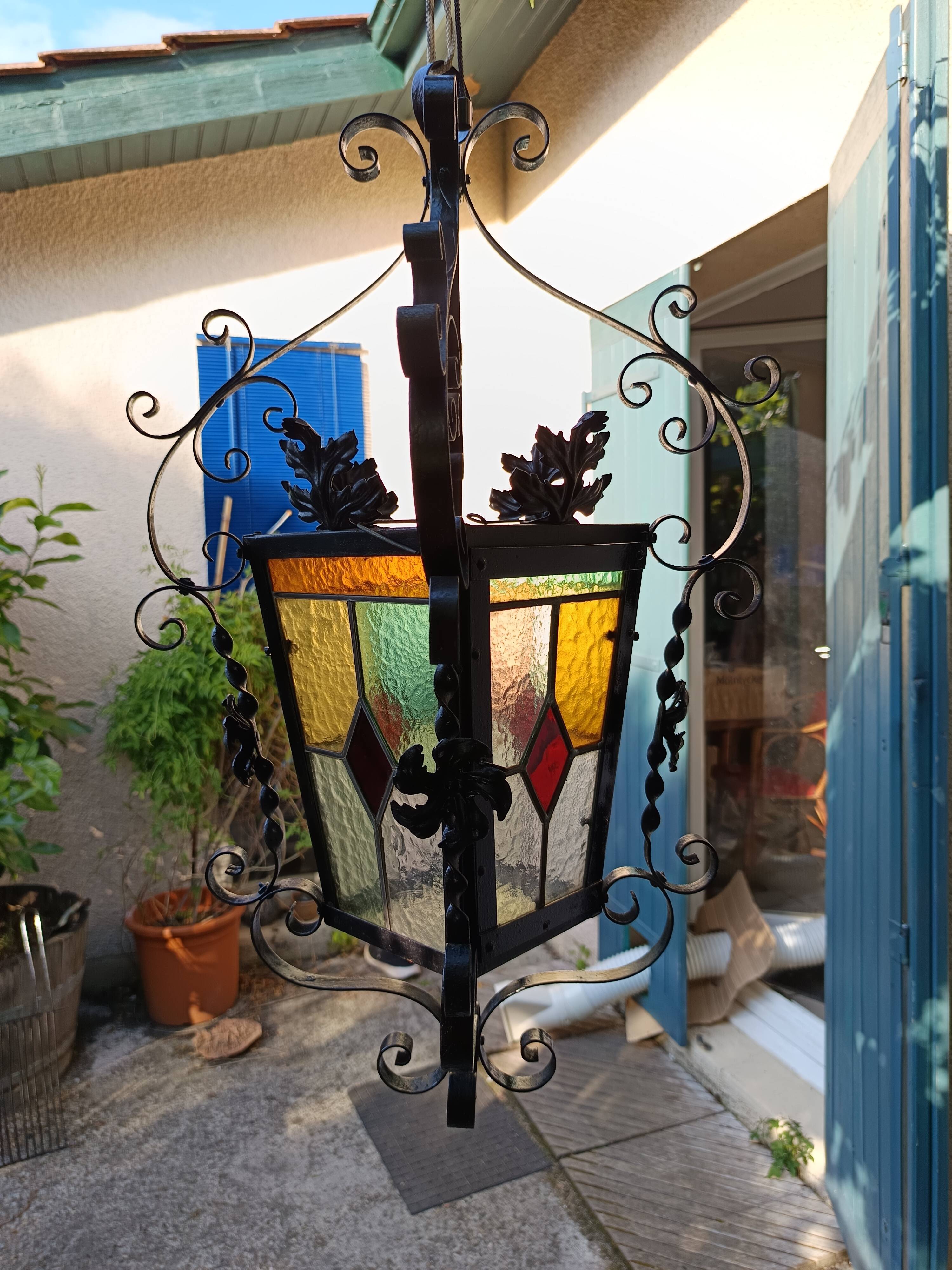 Grande lanterne de hall en fer forgé et vitraux, début XXe siècle