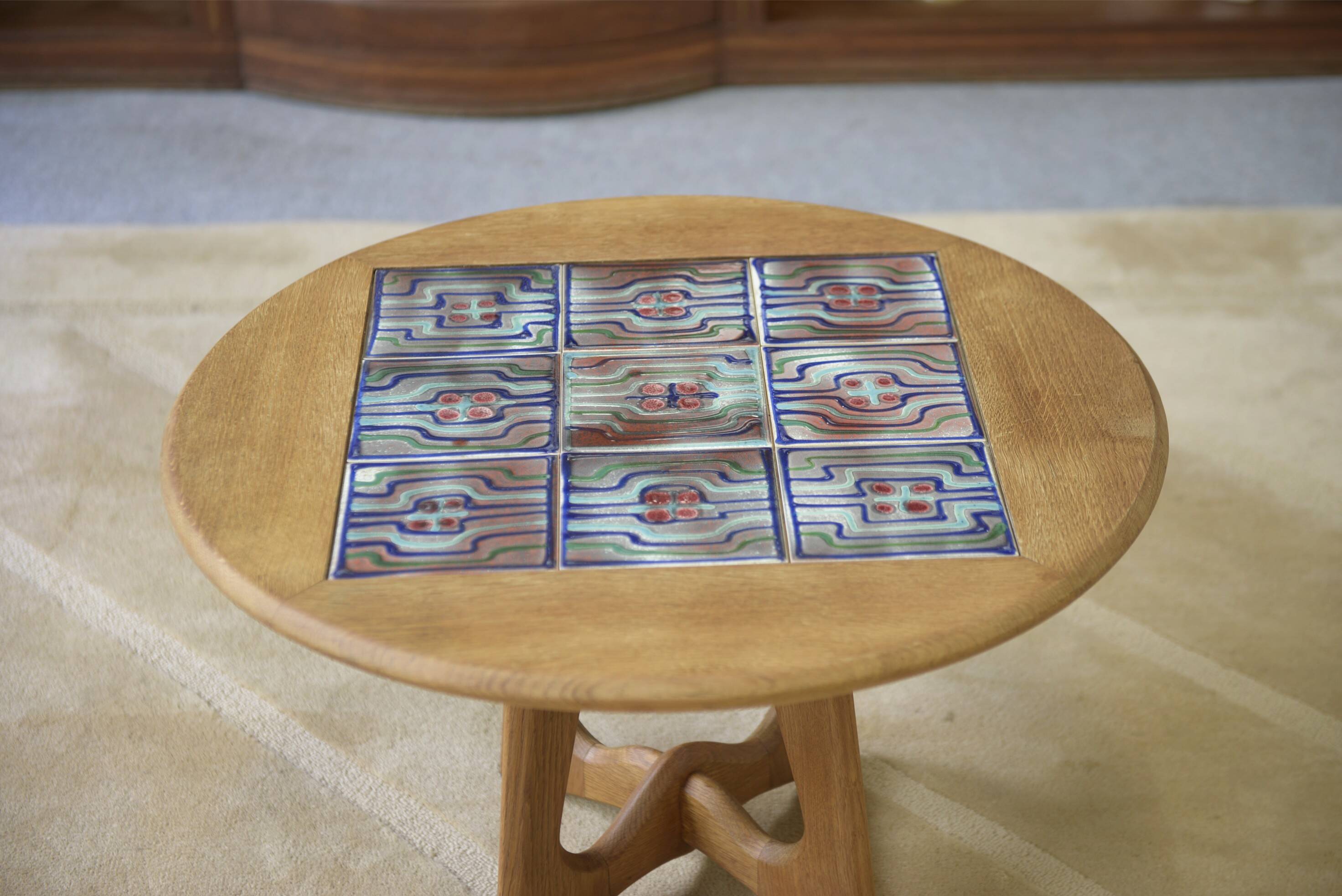 Guéridon/coffee table in oak by Guillerme and Chambron and ceramic by Danikowski for Votre Maison 1950s.