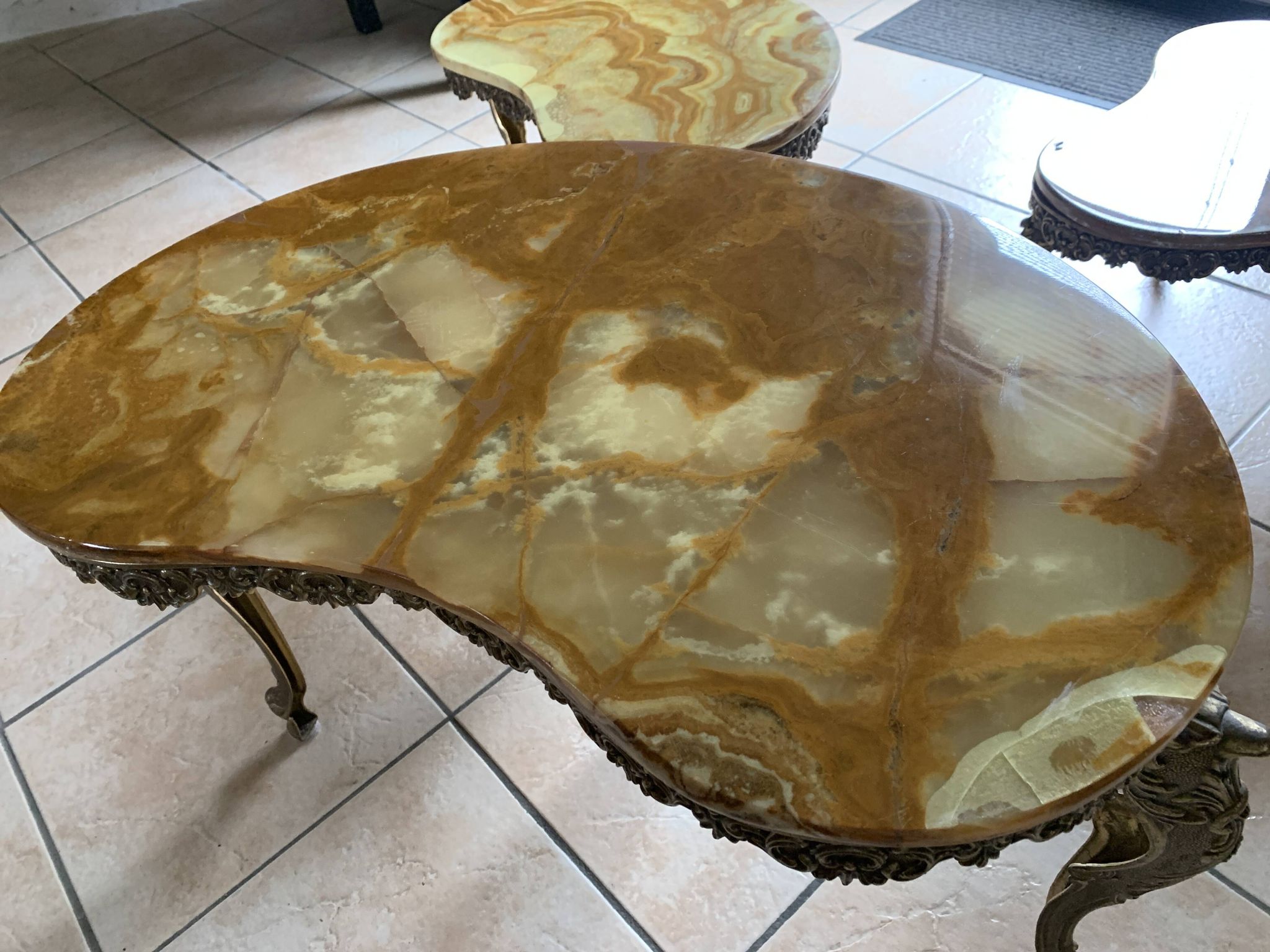 Lot 3 tables gigognes marbre et laiton
