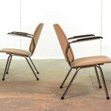 Fauteuils Gispen de Martin de Wit sur structure en acier chromé avec. Accoudoir en bakélite