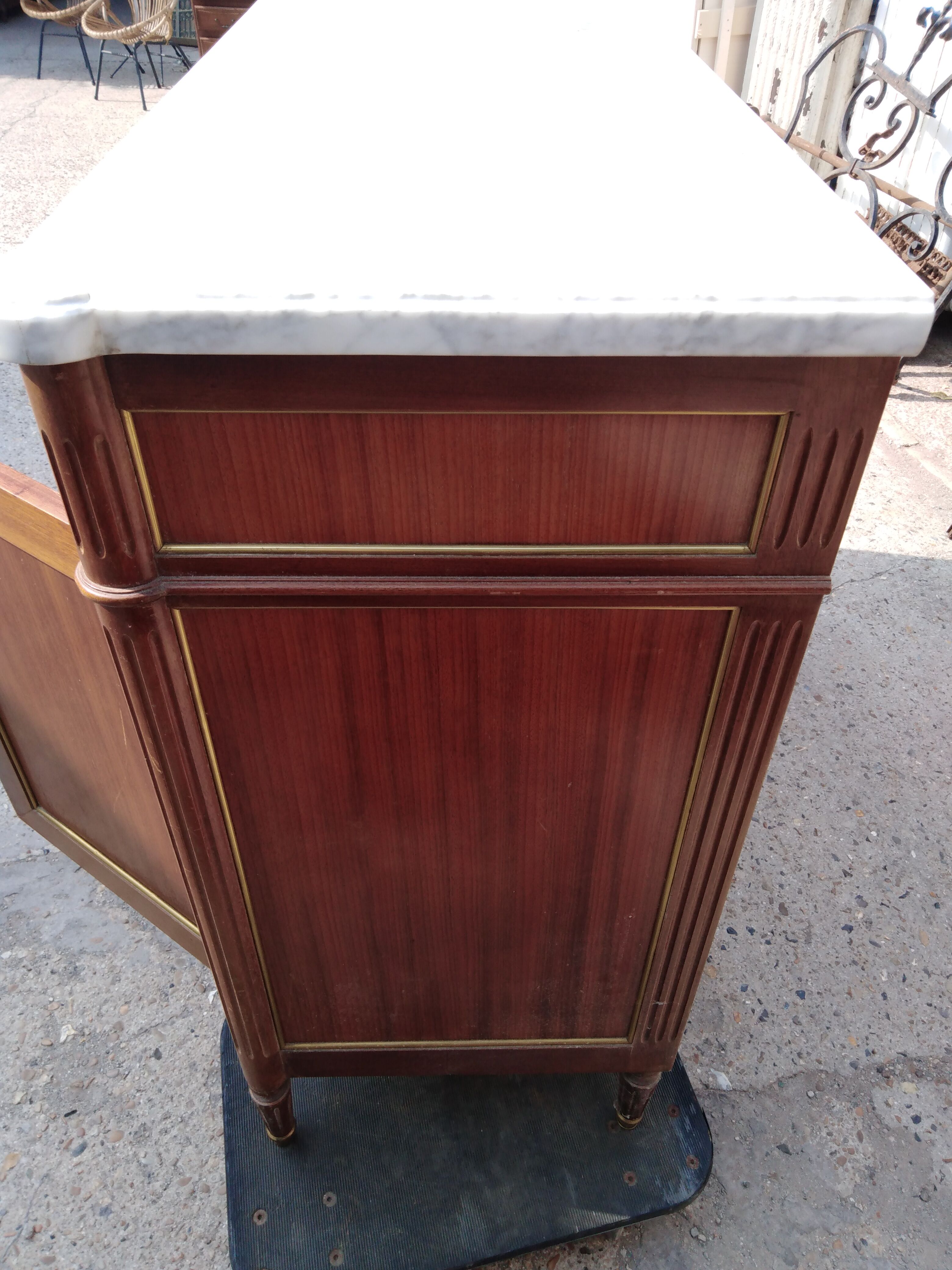 Small mahogany buffet on marble, Louis XVI style, 60s, in its juice!