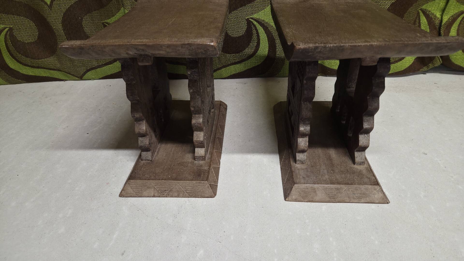 Paire de tabourets africains en bois sculpté  art tribal