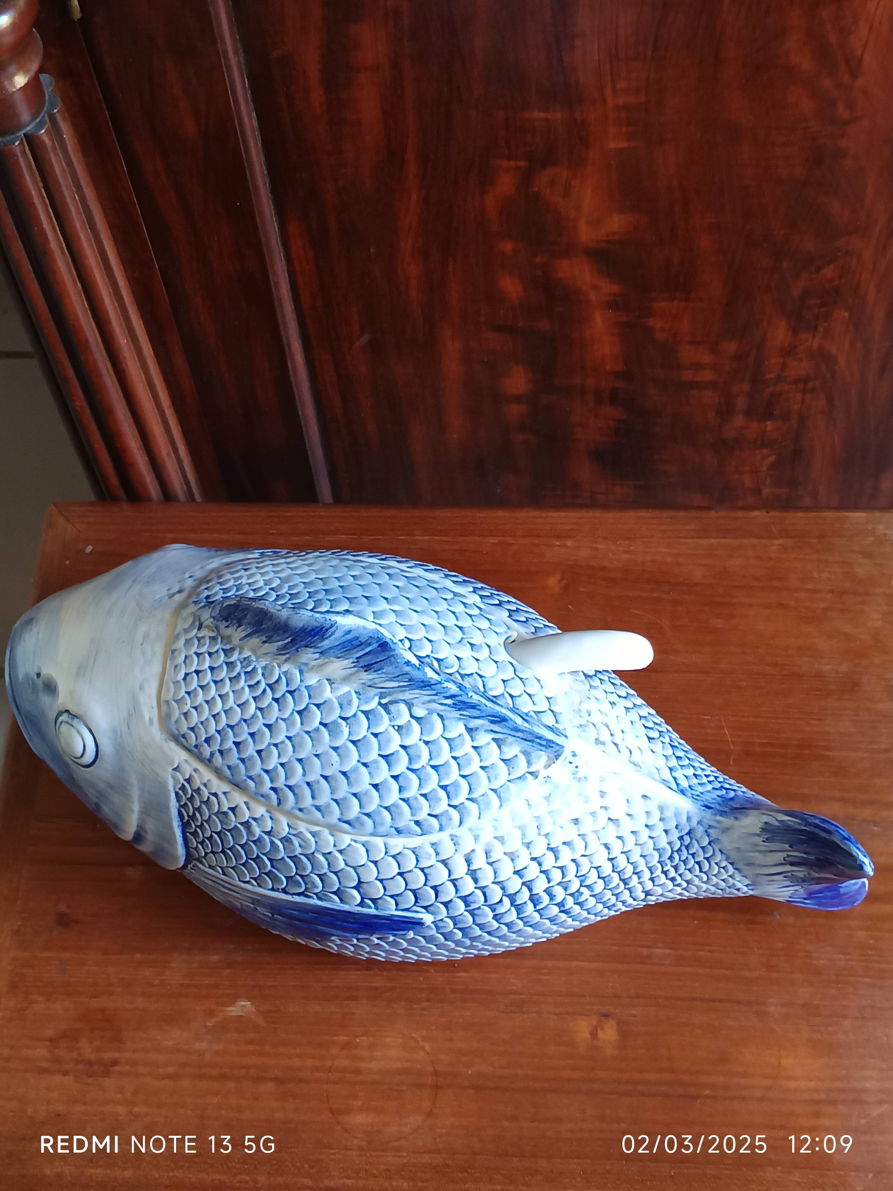 Fish-shaped slip tureen