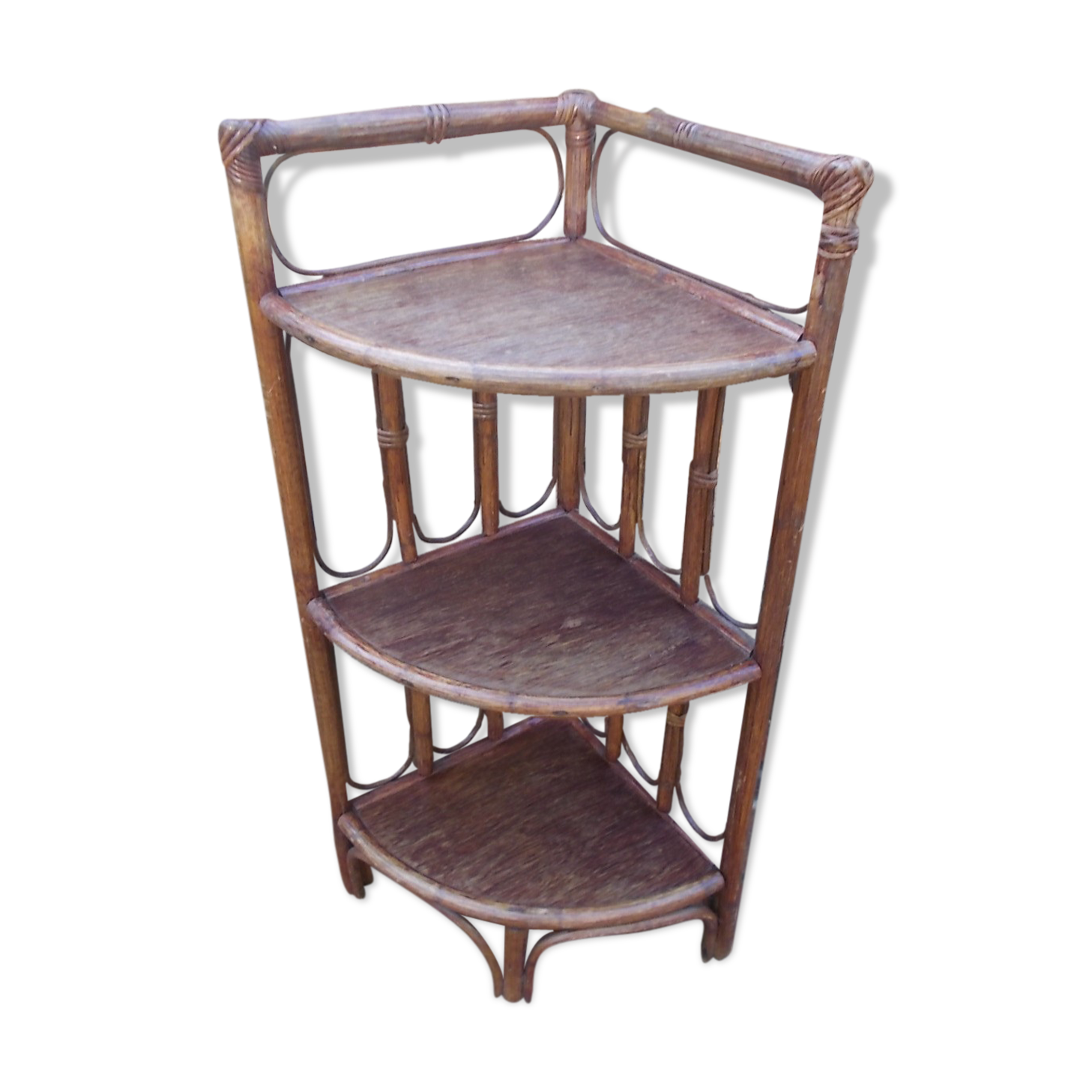 Étagère d'angle en rotin vintage
