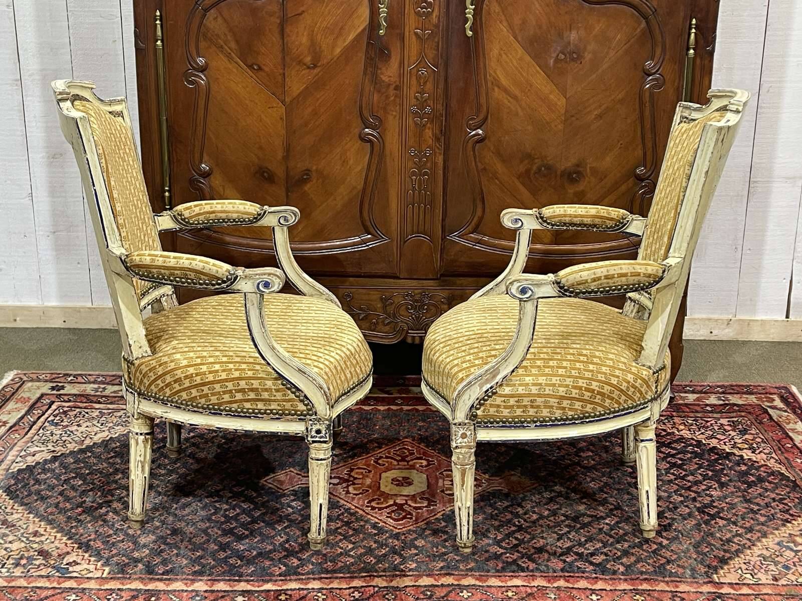 Paire de cabriolets d'époque Louis XVI en hêtre