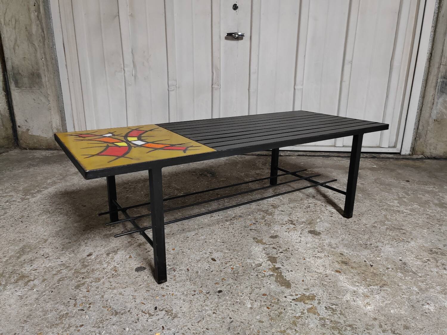 Table basse en métal, bois et pierre de lave
