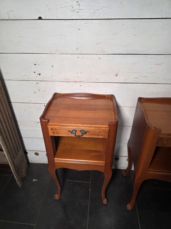 Paire de tables de chevet style Louis XV en merisier