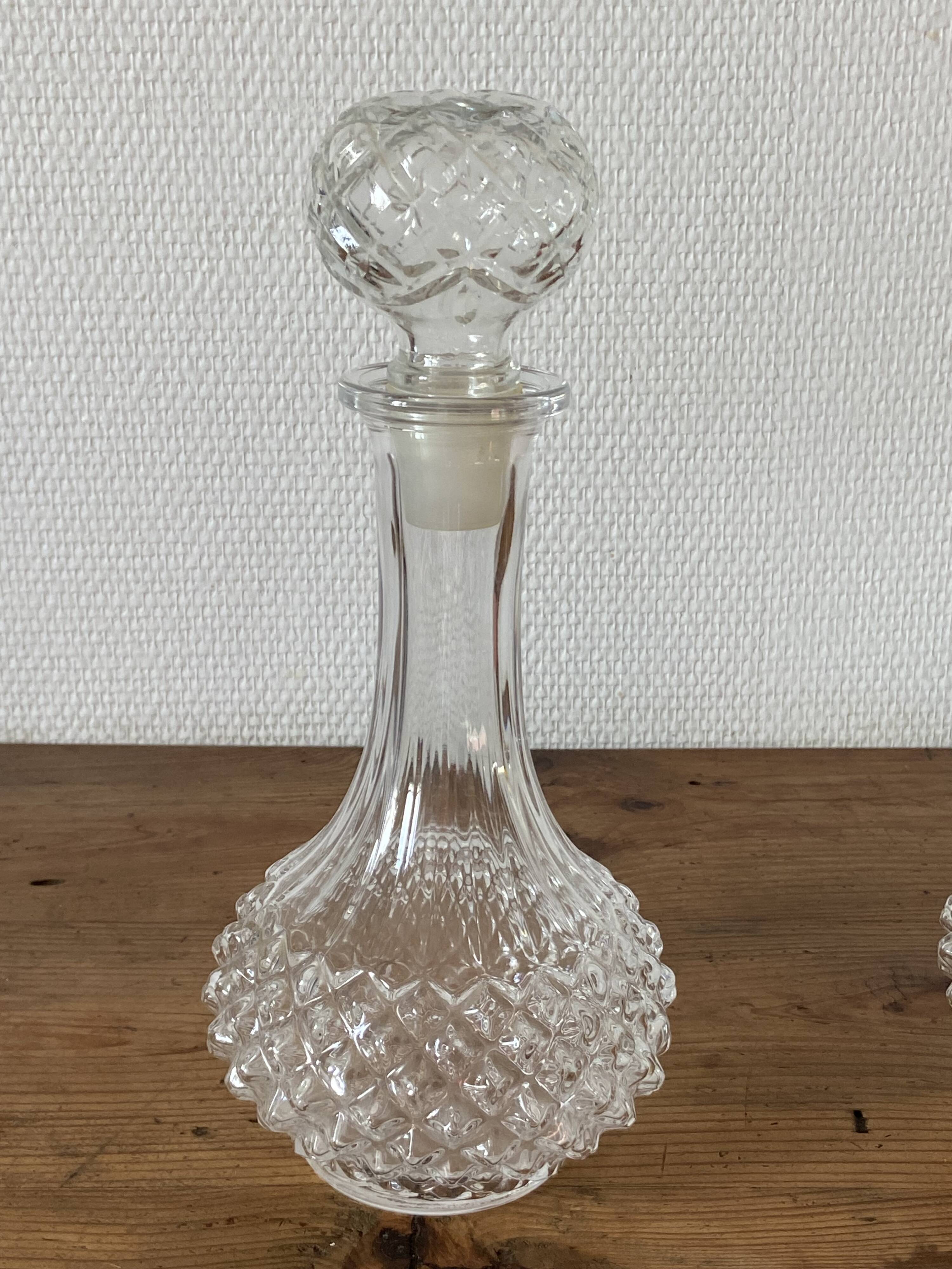 Pair of Arques crystal glass carafes, diamond point pattern, with their stoppers