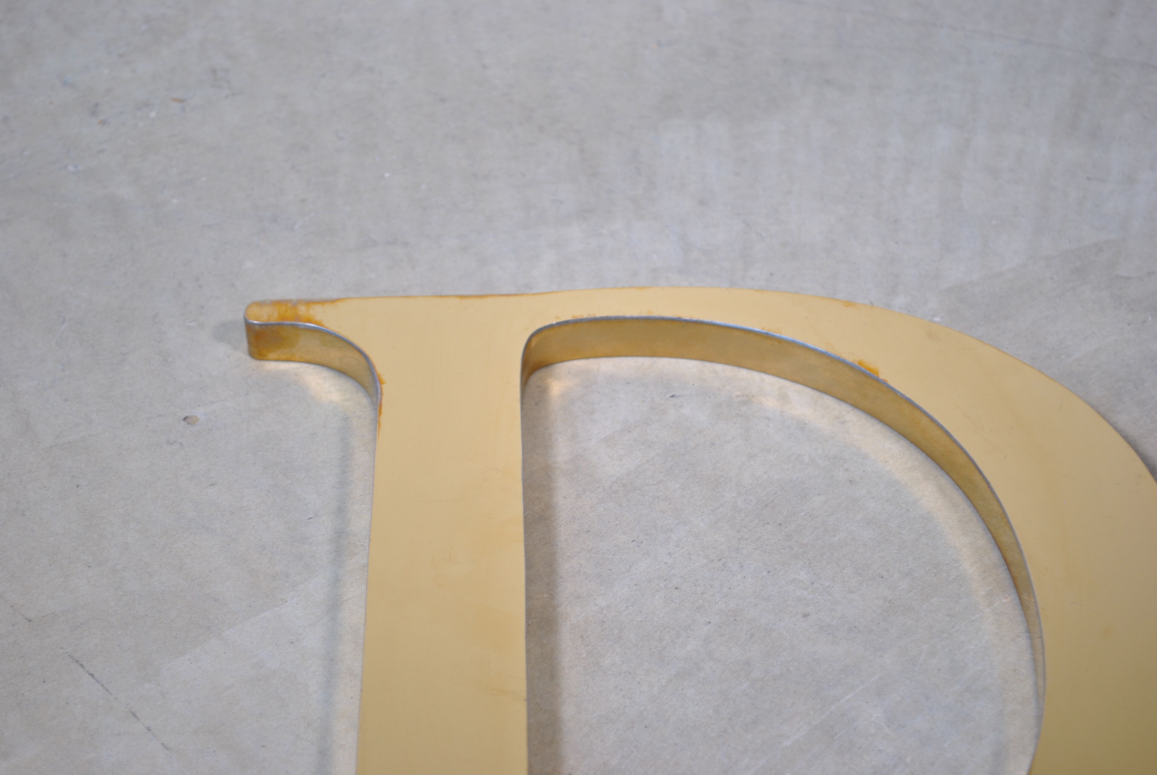 Letter sign in gold metal "D" 1980