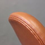 Fauteuil Swan en cuir classique cognac dessiné par Arne Jacobsen