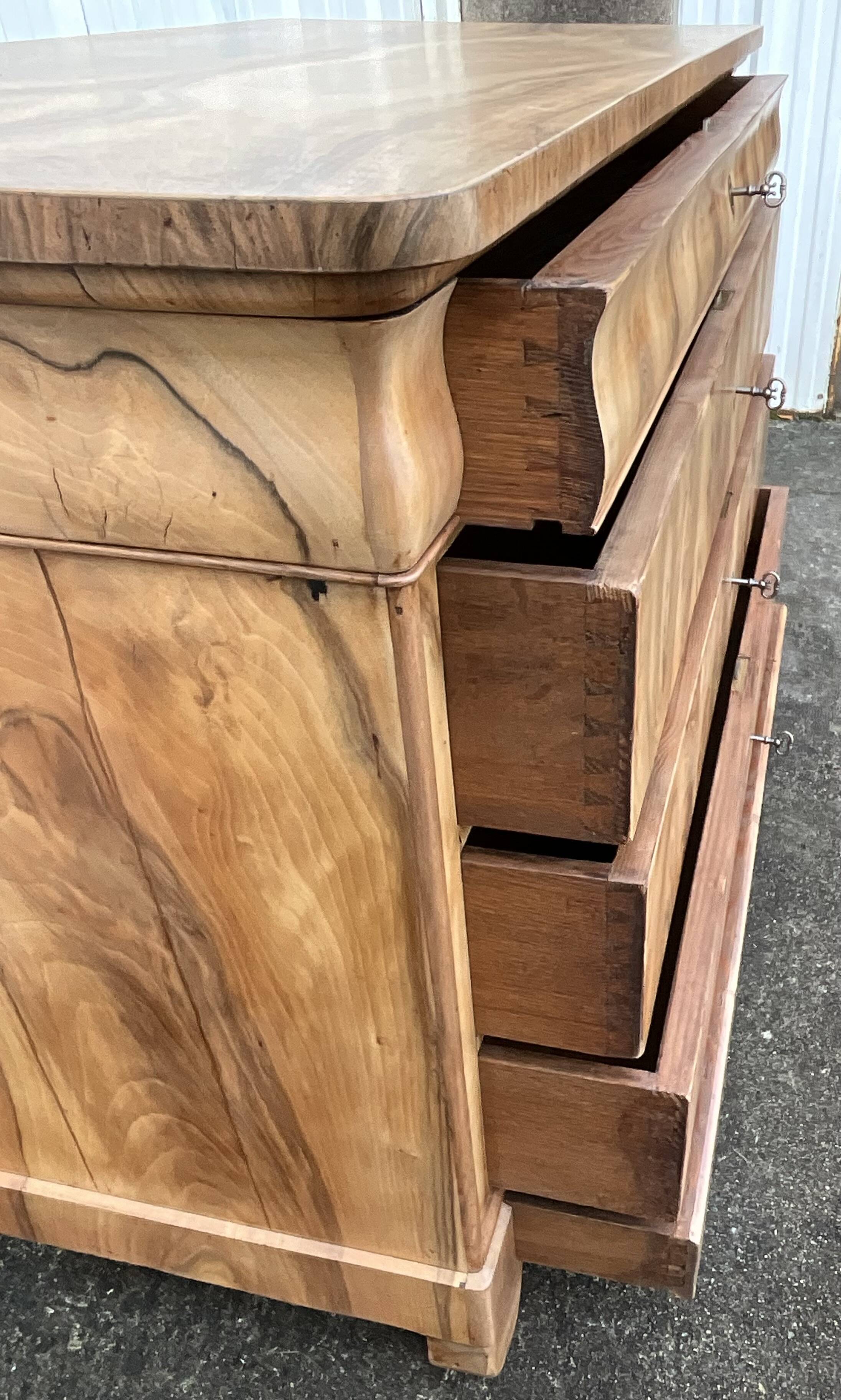 Louis Philippe Burl Walnut Chest of Drawers, Mid-19th Century
