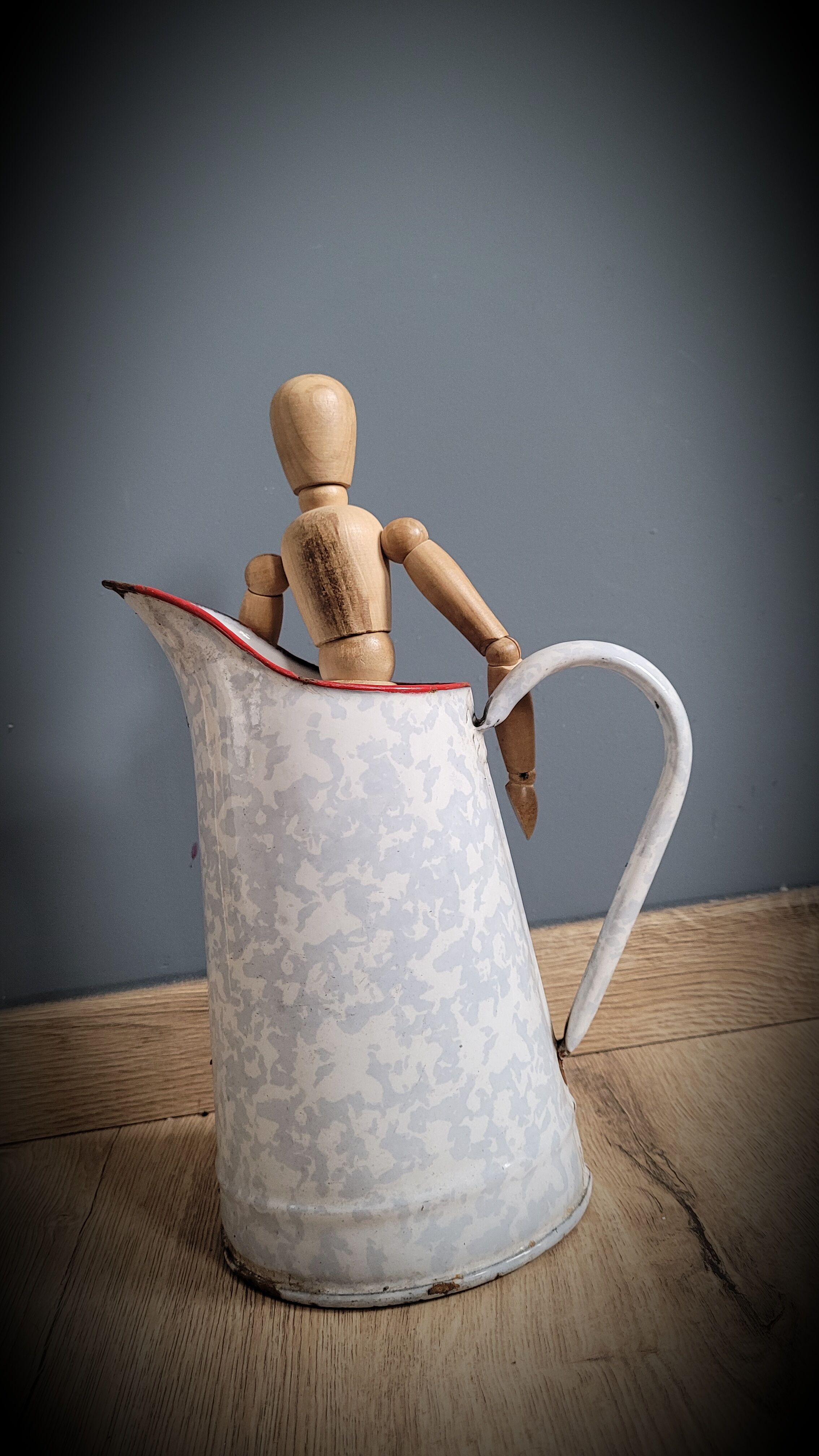 Grey/white marbled broc
