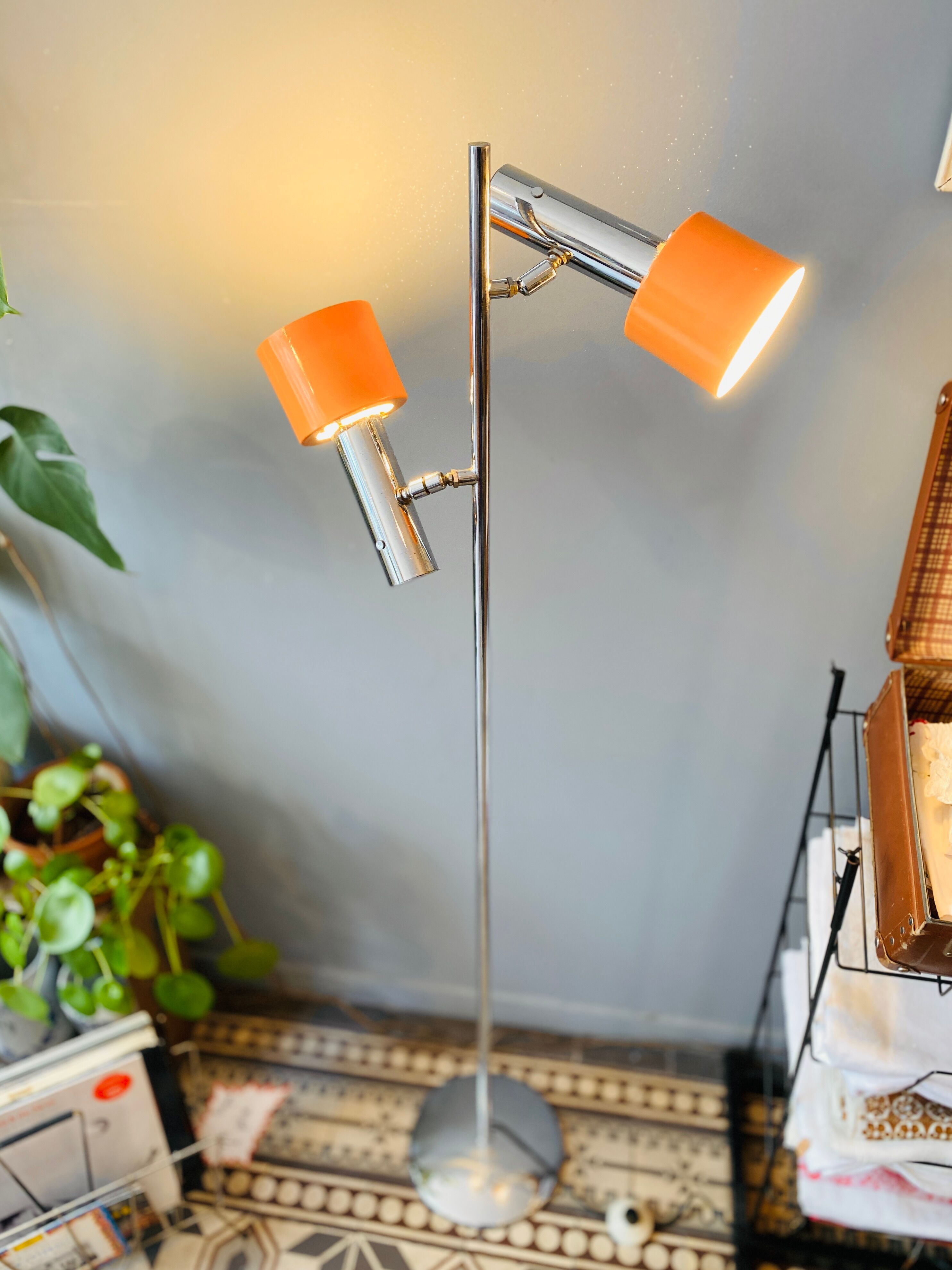 Floor lamp with 2 adjustable orange spots