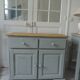 Buffet compacte  réenchantée en vert de gris, plateau bois.