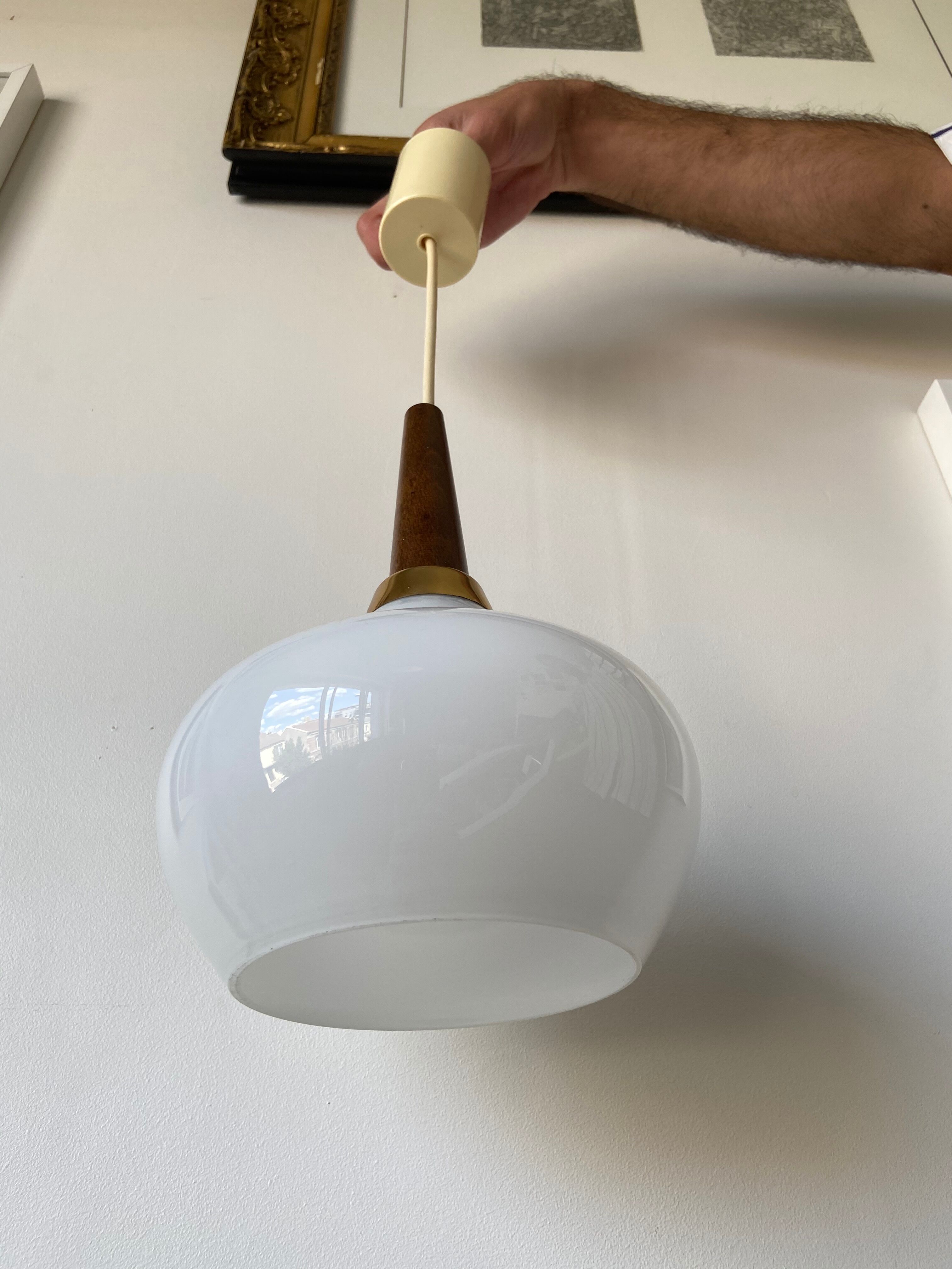 Suspension scandinave en bois et opaline blanche
