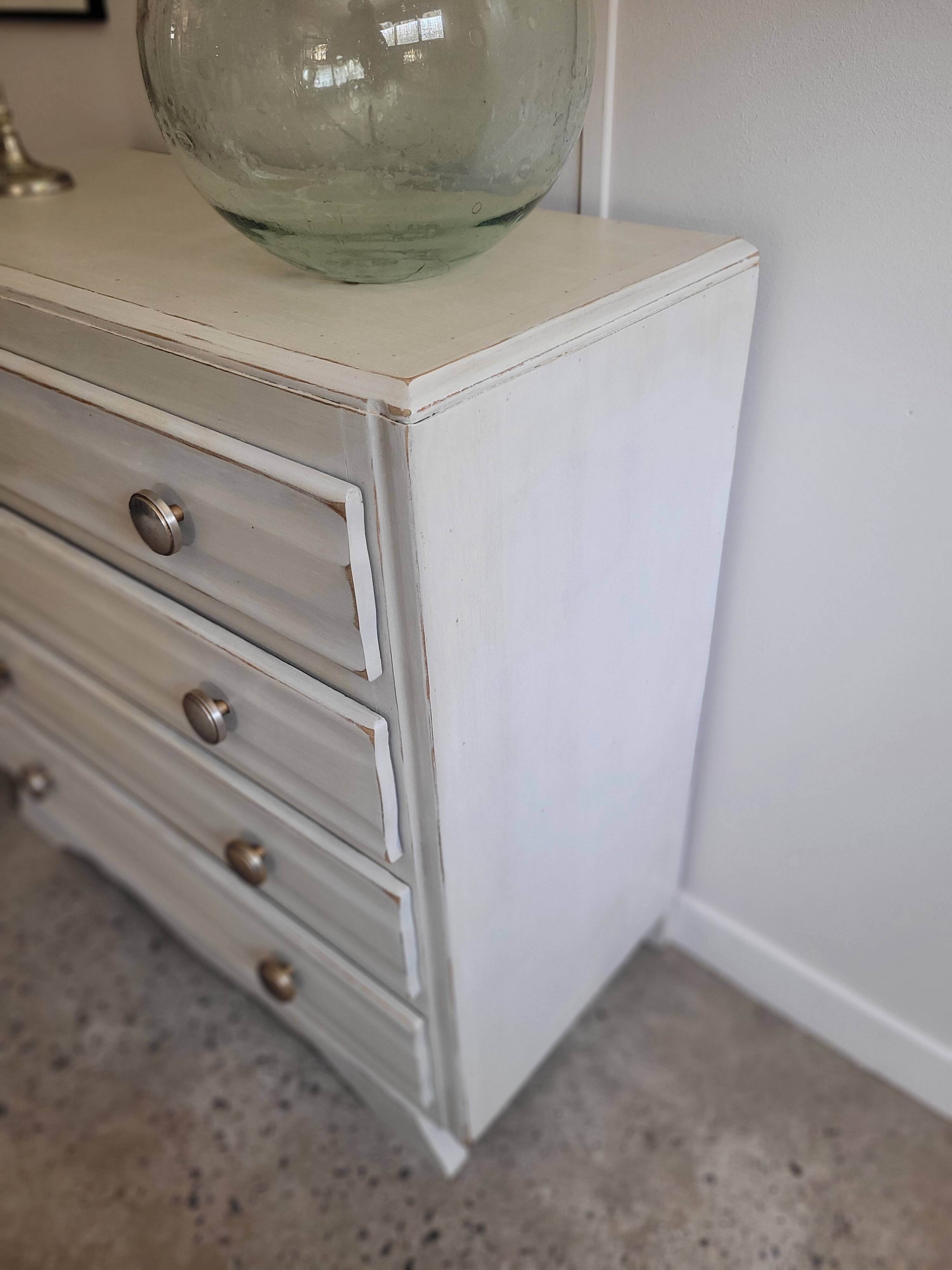Commode Art Déco blanche patinée