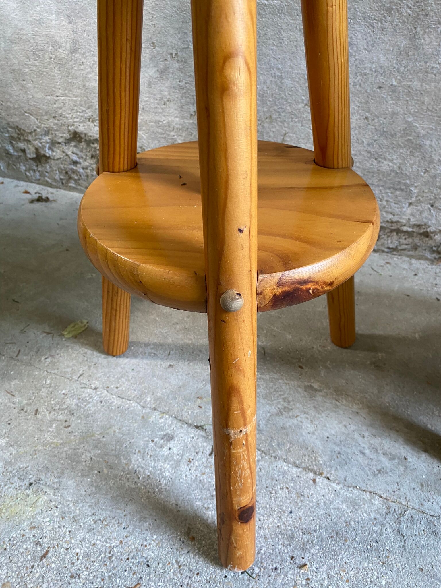 Vintage tripod workshop stool in pitchpin with height-adjustable screws