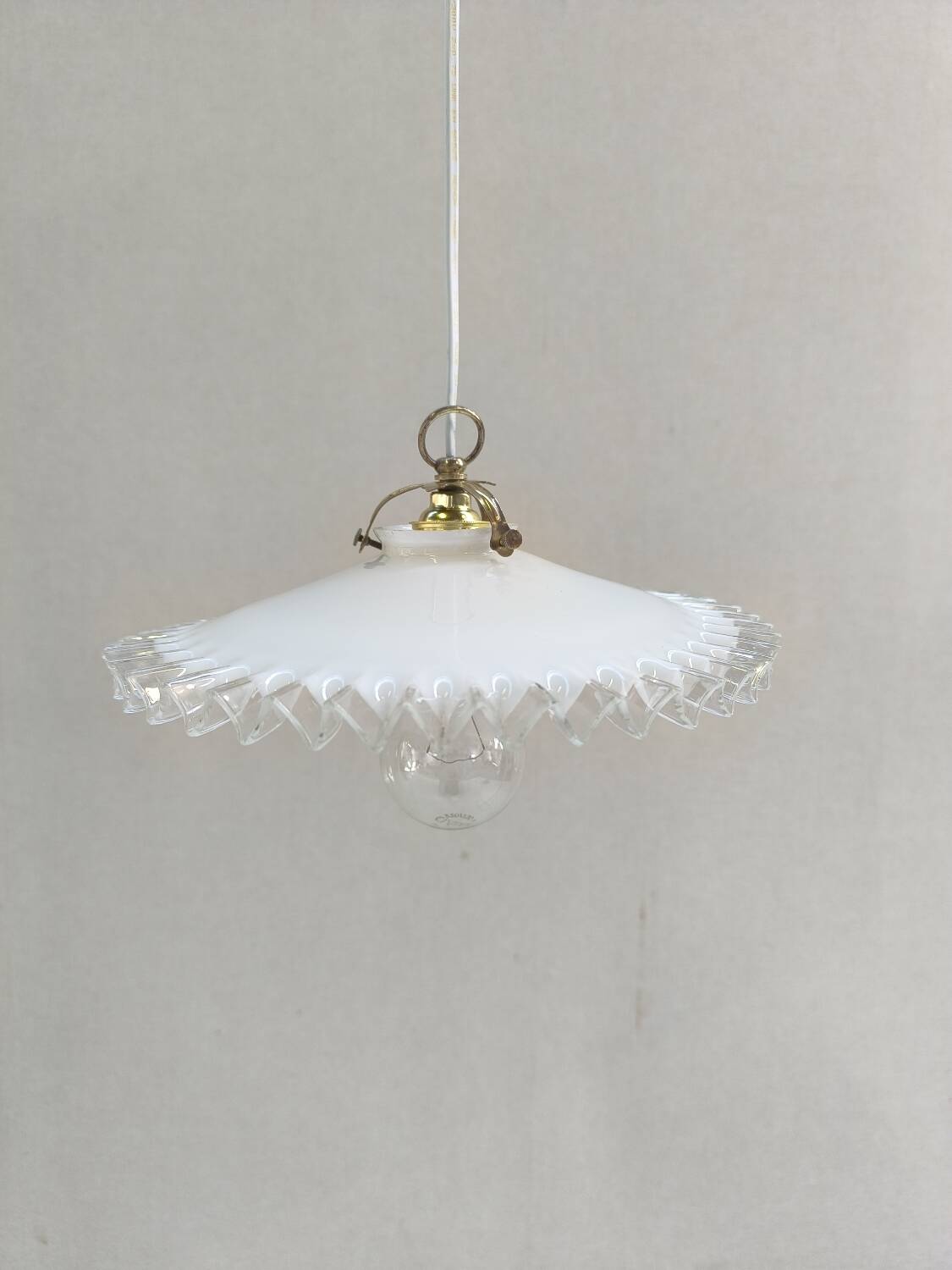 Notched opaline suspension