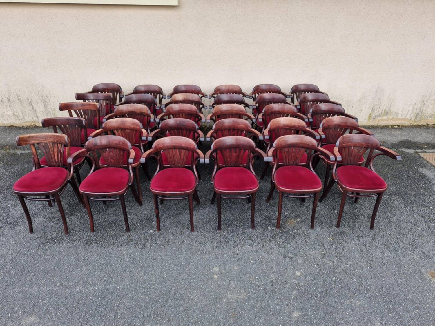26 fauteuils et 4 chaises bistrot