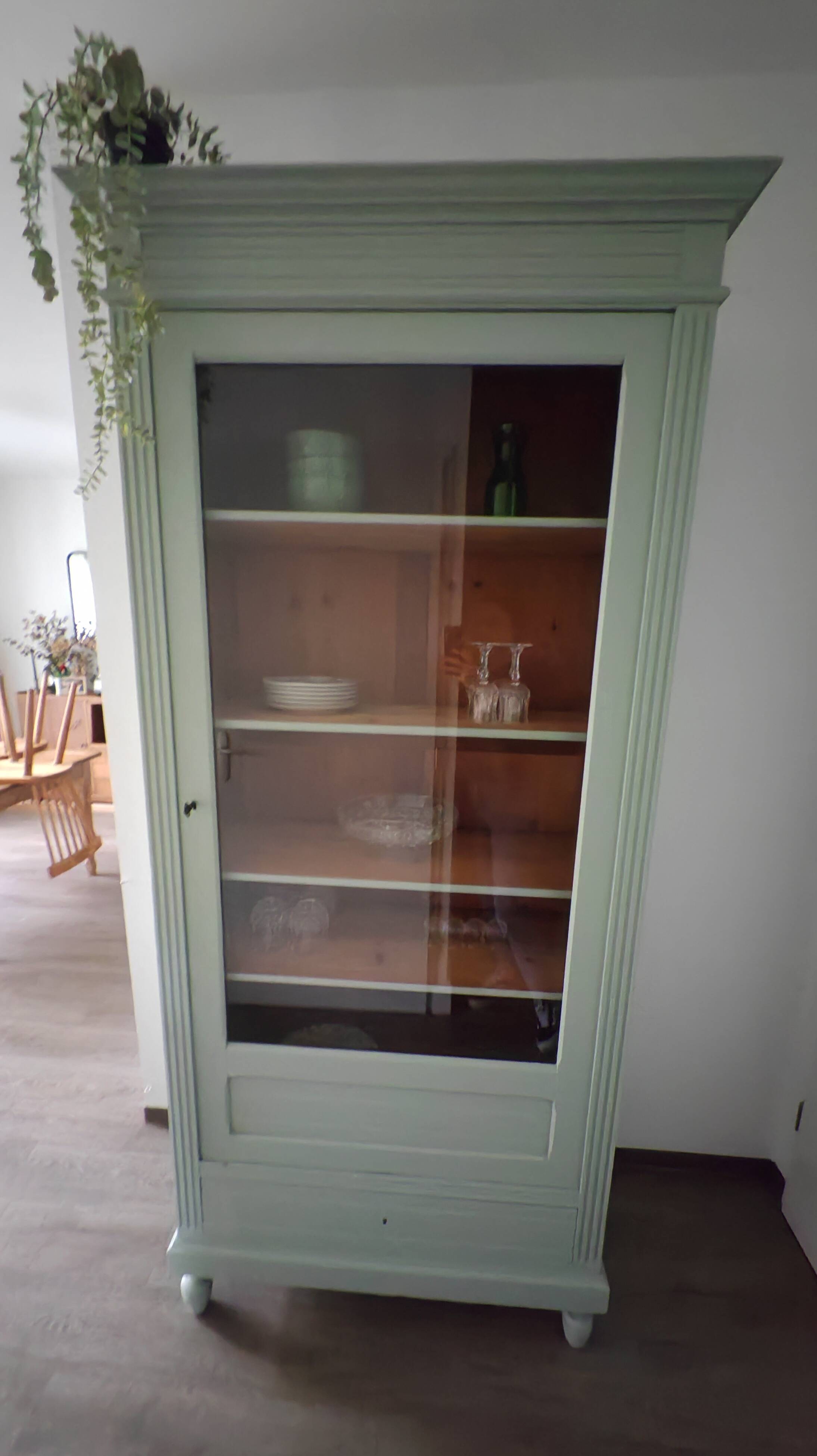 Armoire vitrée parisienne