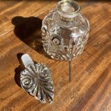 Flacon de parfum ancien en verre moulé et dorure