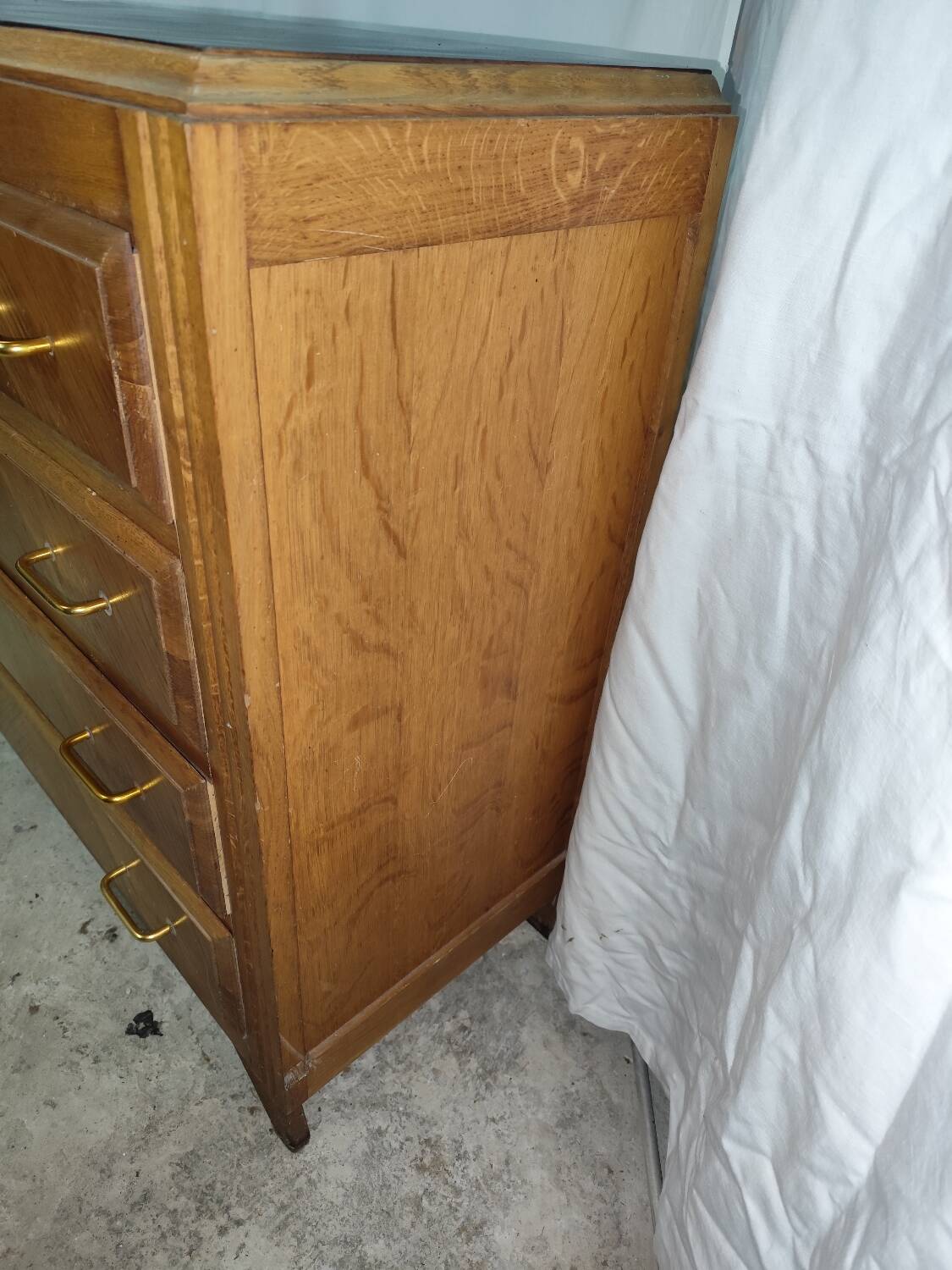 Pretty chest of drawers with 4 compass-legged oak veneer drawers