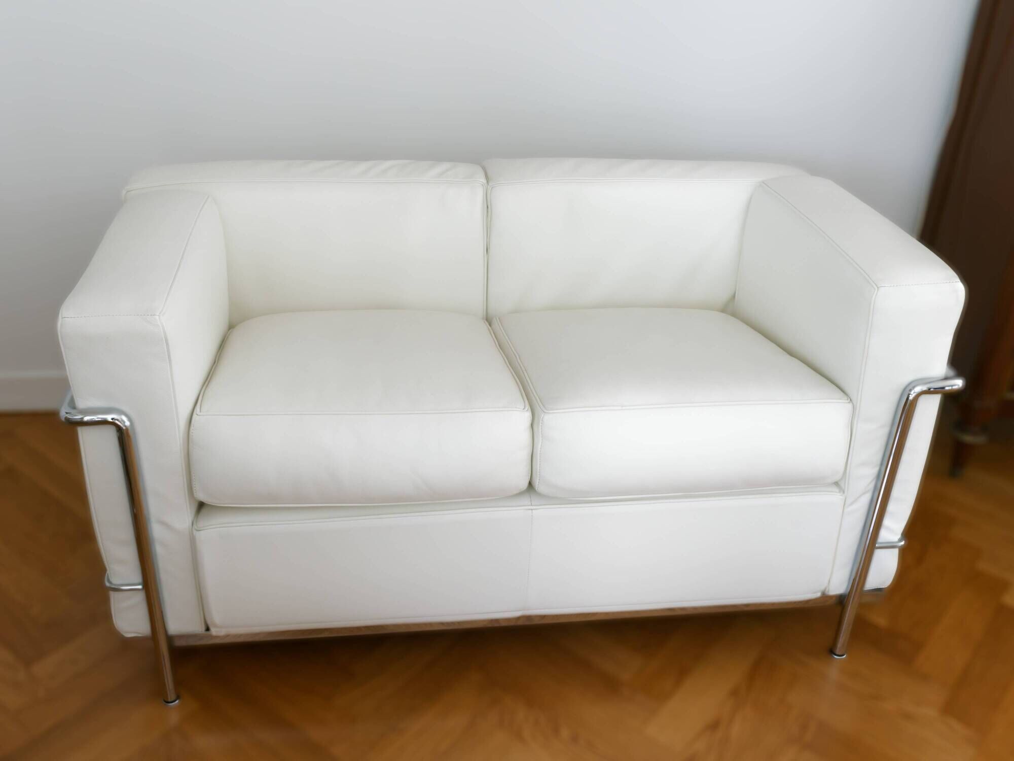 LC2 Le Corbusier 2-seater sofa, white leather, reissue by Cassina, excellent condition.