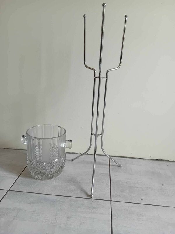 Grand qseau à Champagne en verre moumé préssé et son support.