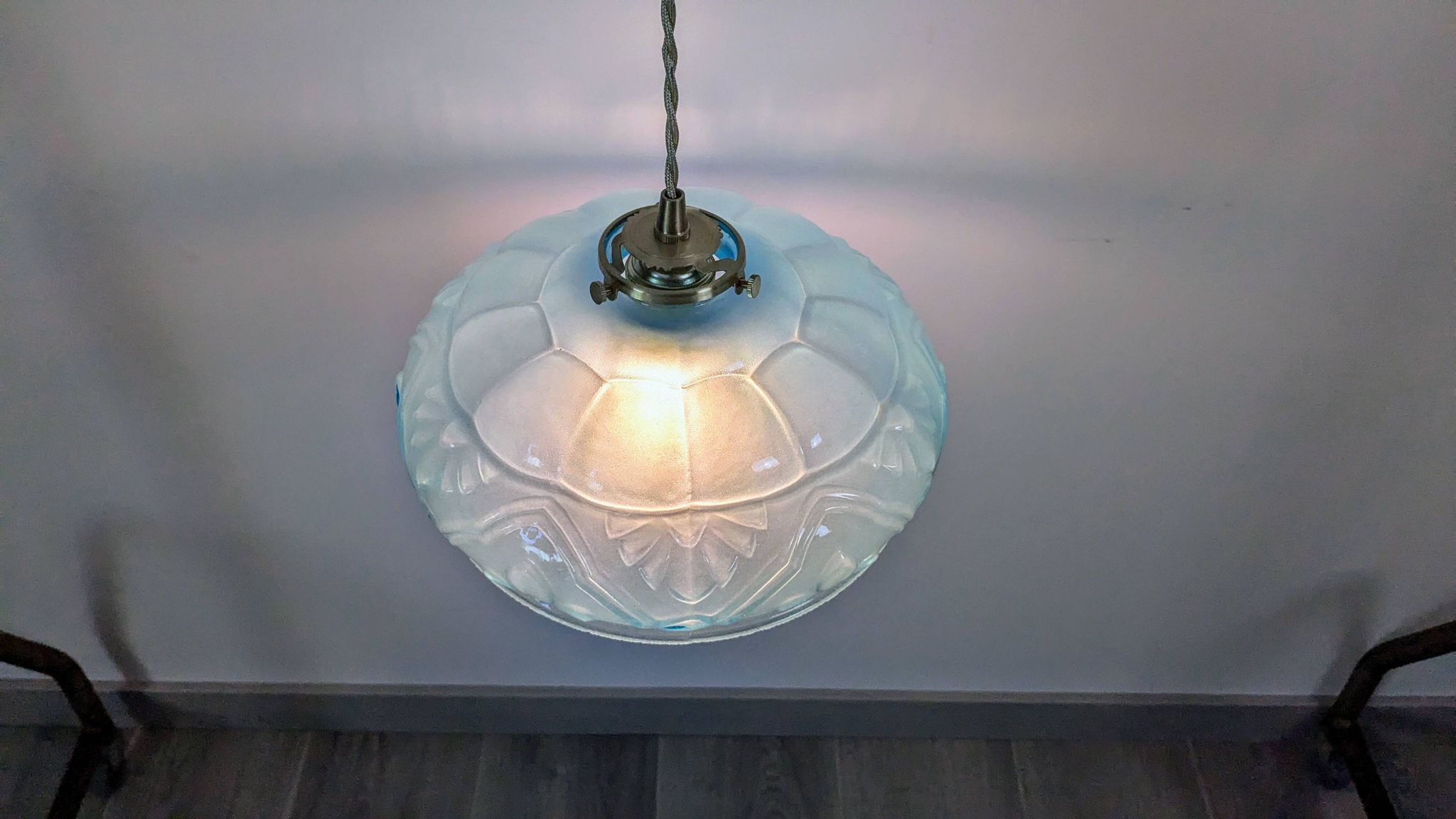 Suspension art déco en verre bleu et laiton